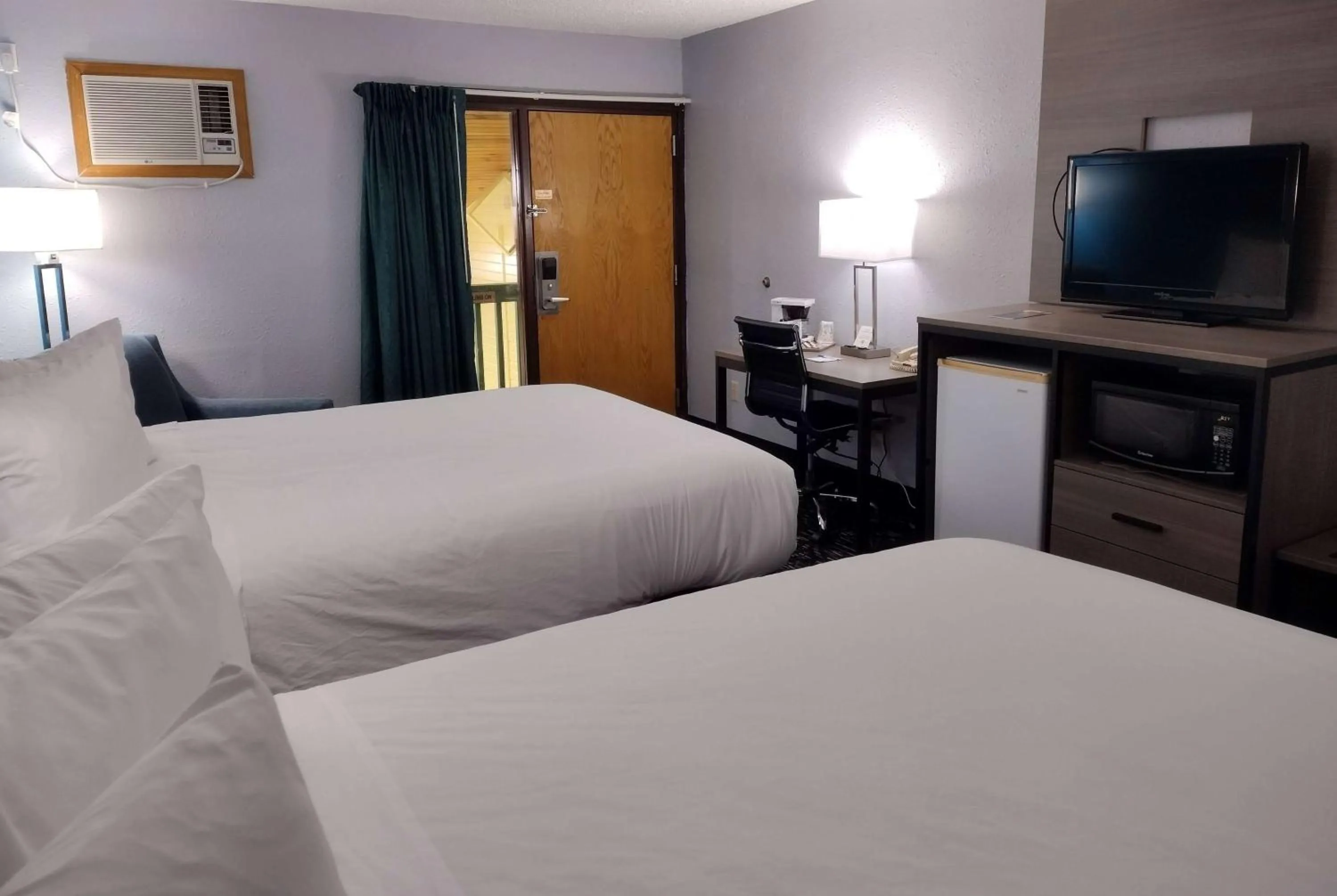 Photo of the whole room, Bed in Americas Best Value Inn - Duluth Spirit Mountain Inn