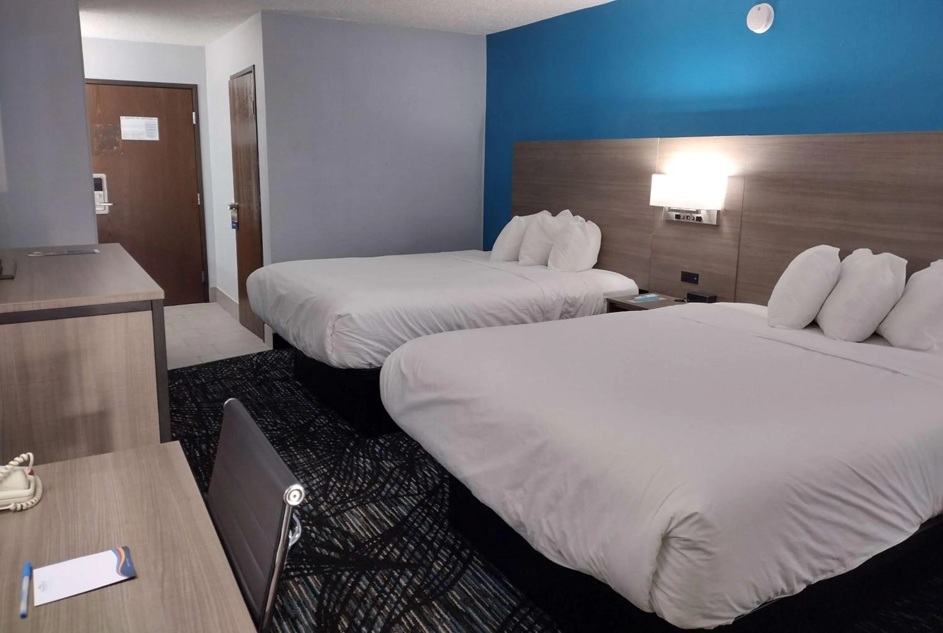 Photo of the whole room, Bed in Americas Best Value Inn - Duluth Spirit Mountain Inn