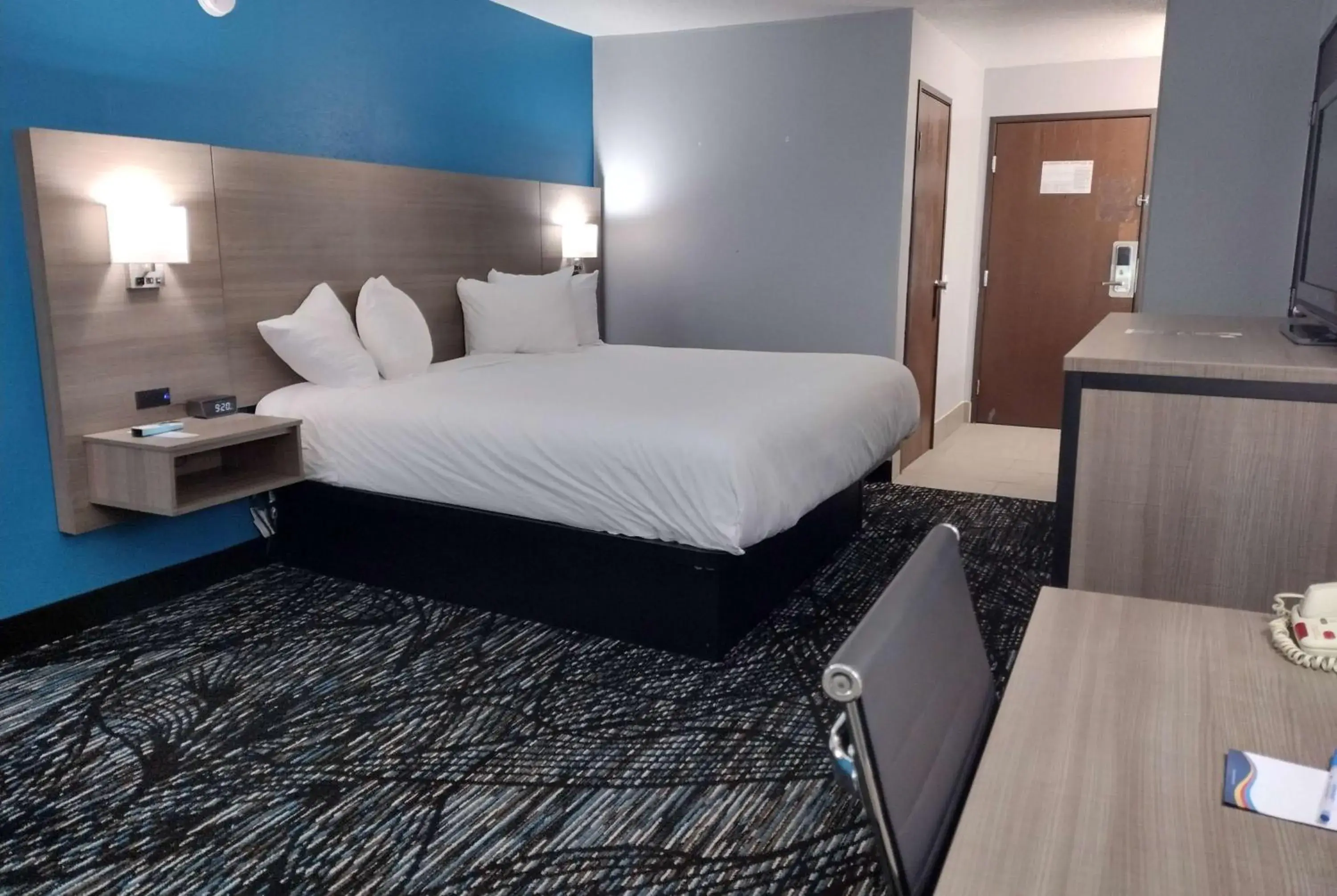 Photo of the whole room, Bed in Americas Best Value Inn - Duluth Spirit Mountain Inn Photo of the whole room, Bed in Americas Best Value Inn - Duluth Spirit Mountain Inn