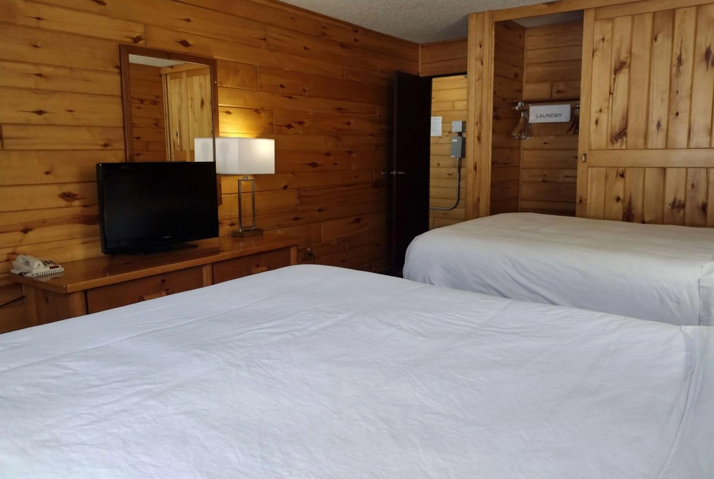 Photo of the whole room, Bed in Americas Best Value Inn - Duluth Spirit Mountain Inn