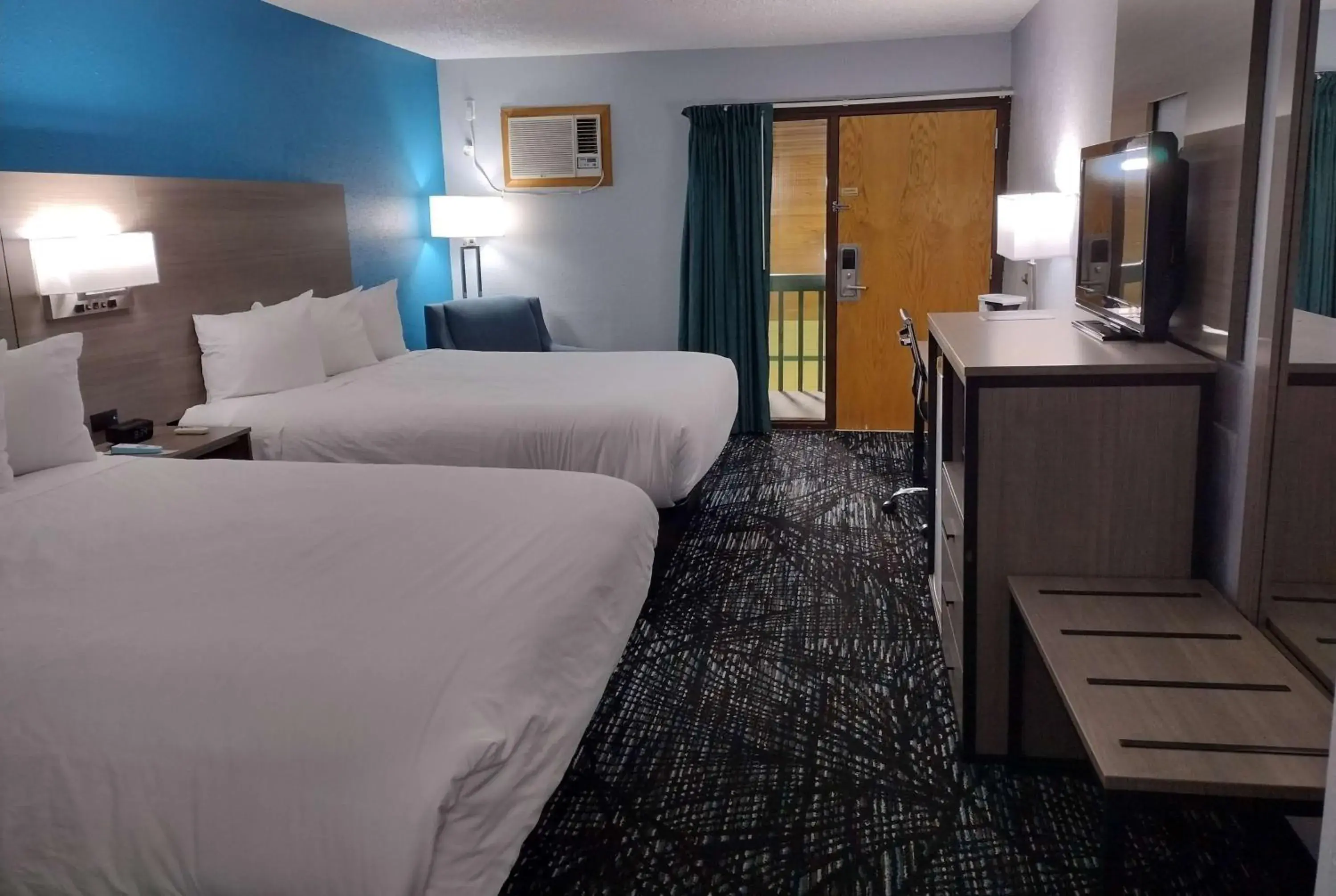 Photo of the whole room, Bed in Americas Best Value Inn - Duluth Spirit Mountain Inn Photo of the whole room, Bed in Americas Best Value Inn - Duluth Spirit Mountain Inn