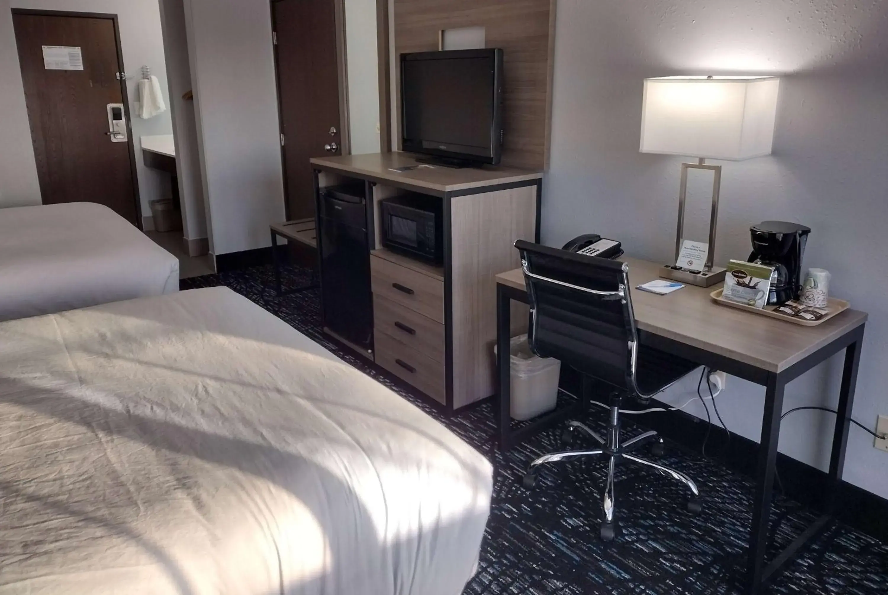 Photo of the whole room, Bed in Americas Best Value Inn - Duluth Spirit Mountain Inn Photo of the whole room, Bed in Americas Best Value Inn - Duluth Spirit Mountain Inn