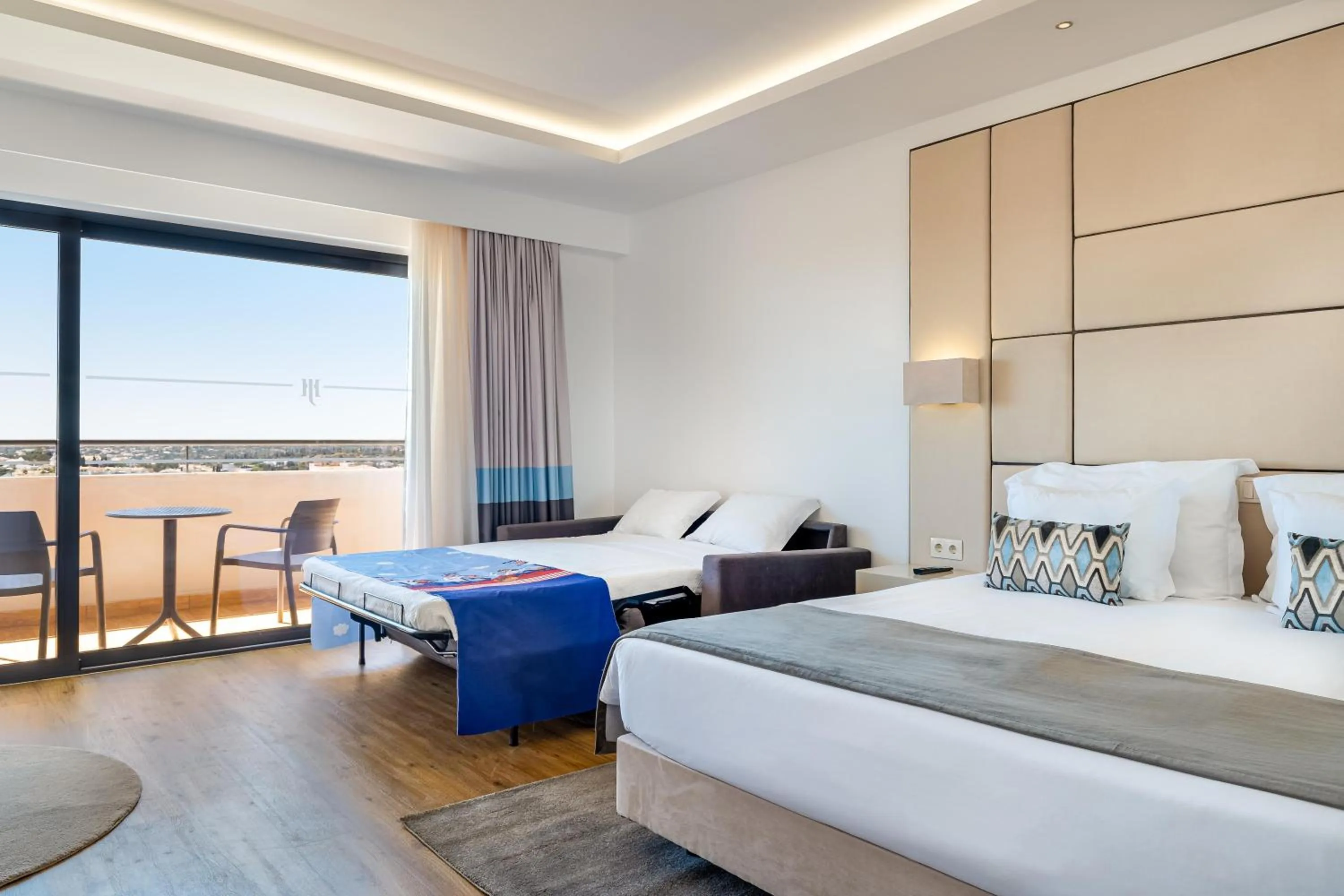 People, Bed in Jupiter Albufeira Hotel - Family & Fun - All Inclusive