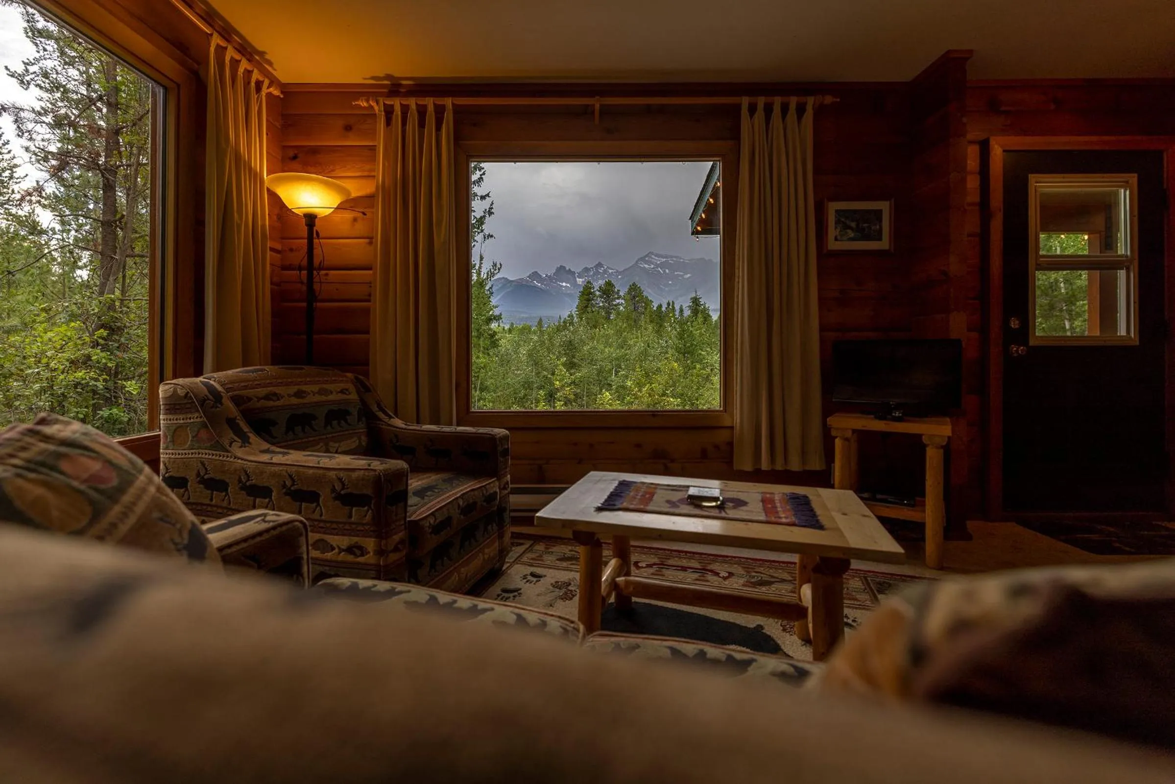 Living room in Mica Mountain Lodge & Log Cabins