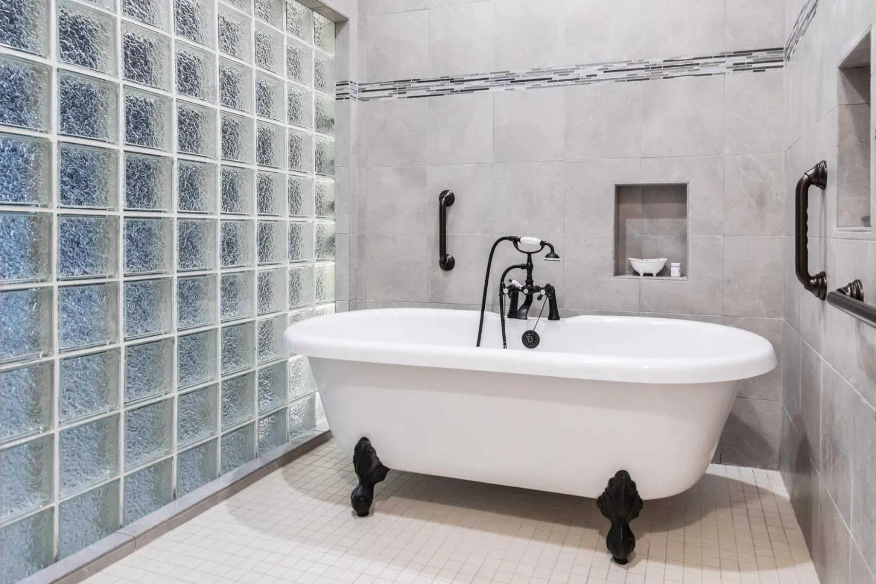 Bathroom in Bienvenue Mon Ami Bed and Breakfast