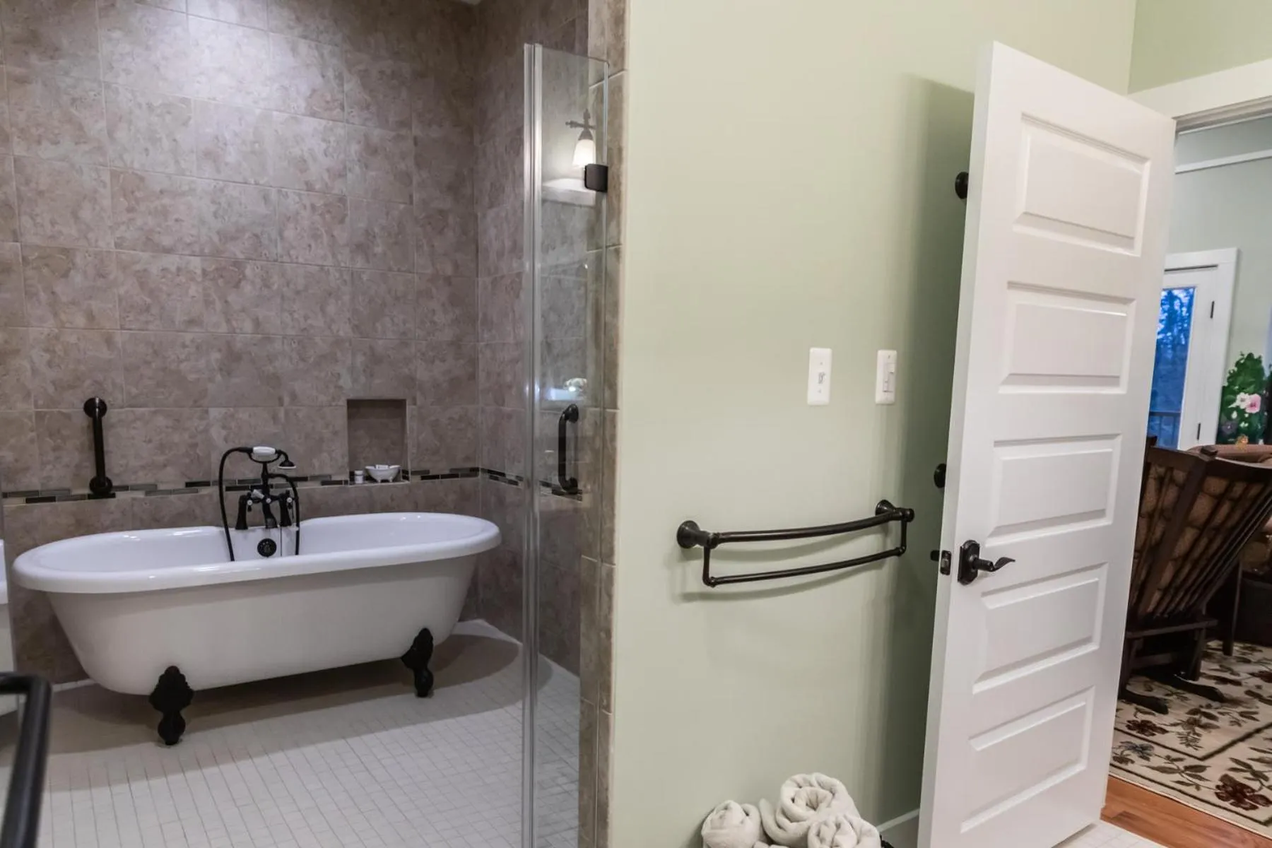 Bathroom in Bienvenue Mon Ami Bed and Breakfast