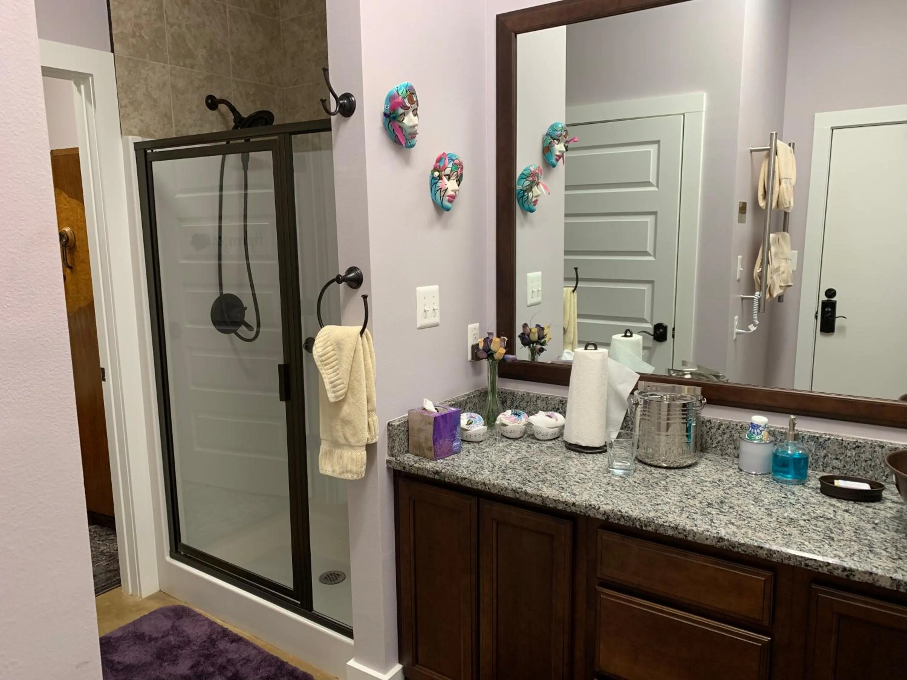 Bathroom in Bienvenue Mon Ami Bed and Breakfast