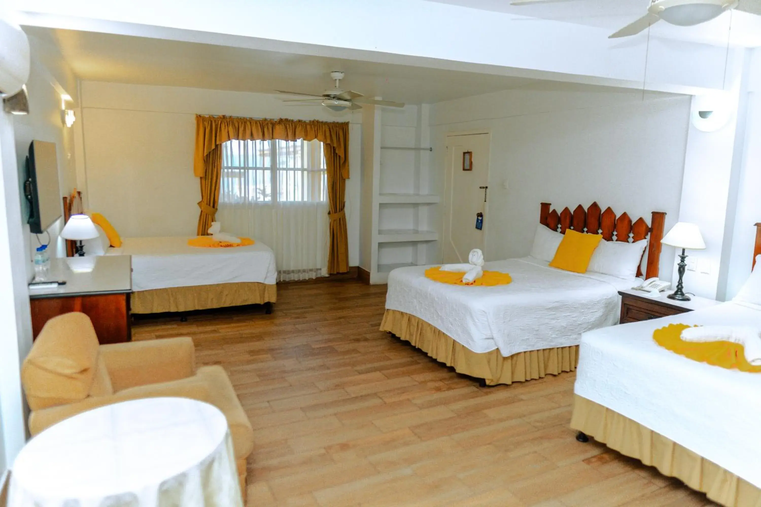 Triple Room with Lake View in Hotel Casona de La Isla Triple Room with Lake View in Hotel Casona de La Isla