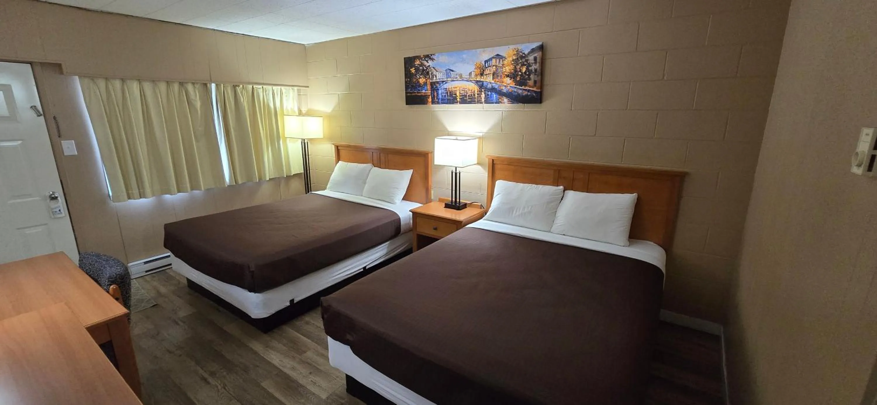 Bed in Flamingo Motel