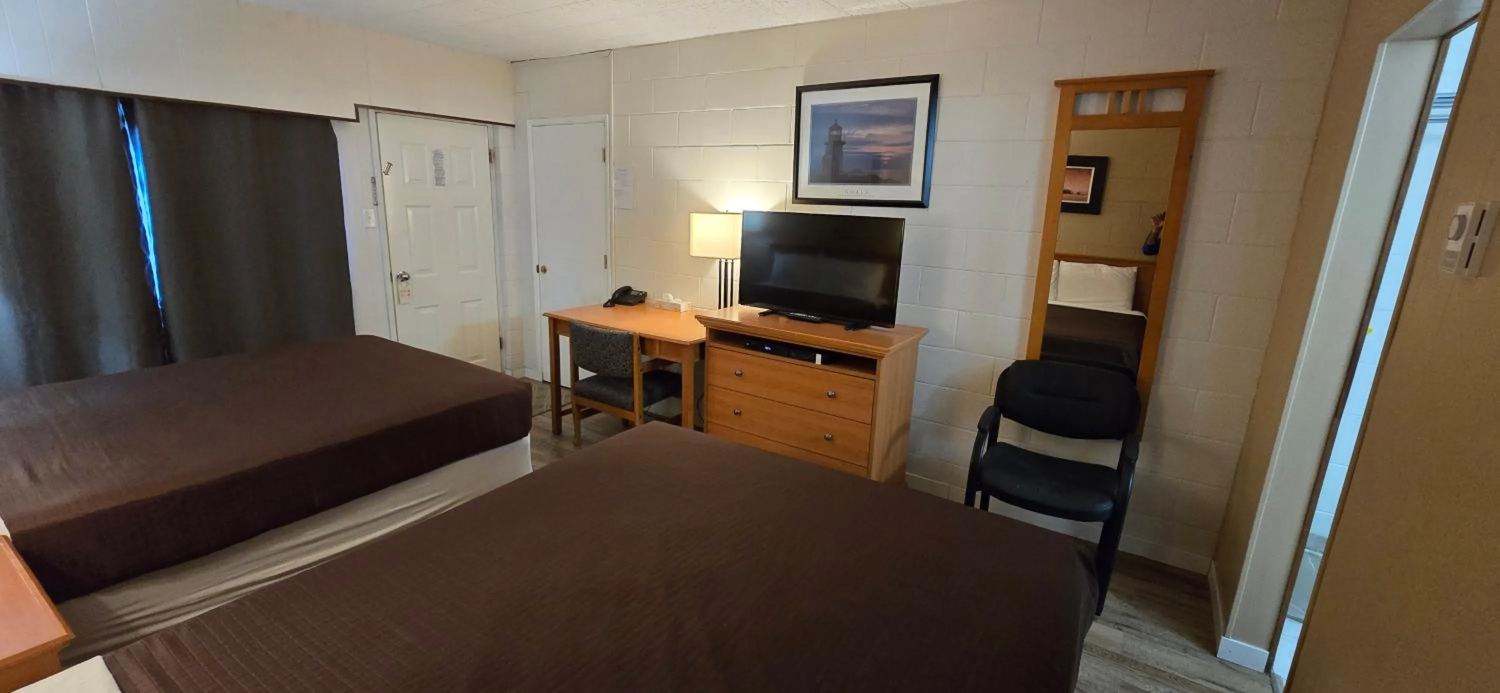 Bed in Flamingo Motel