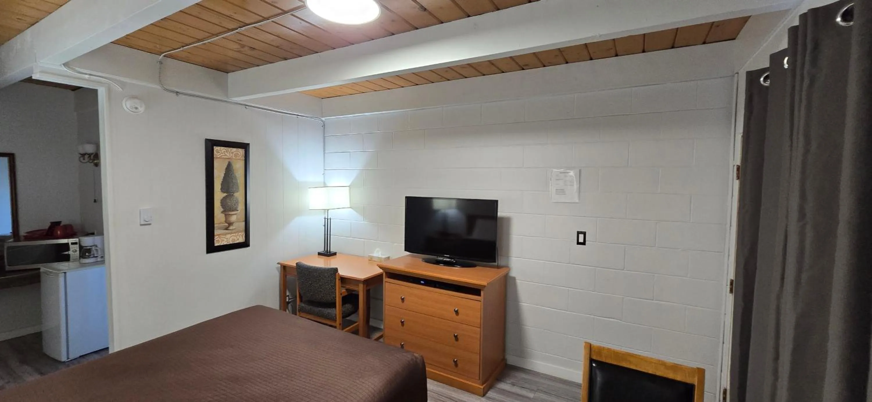 Bed in Flamingo Motel