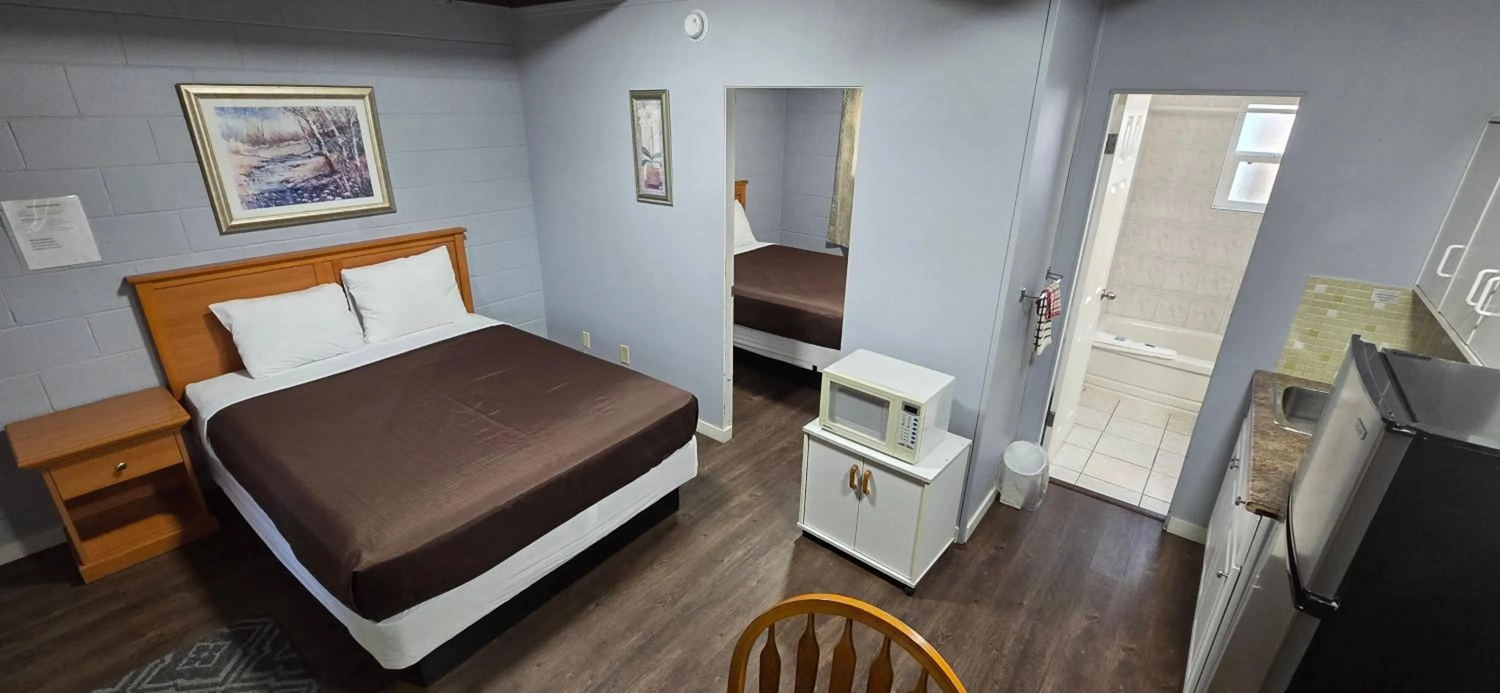 Bed in Flamingo Motel