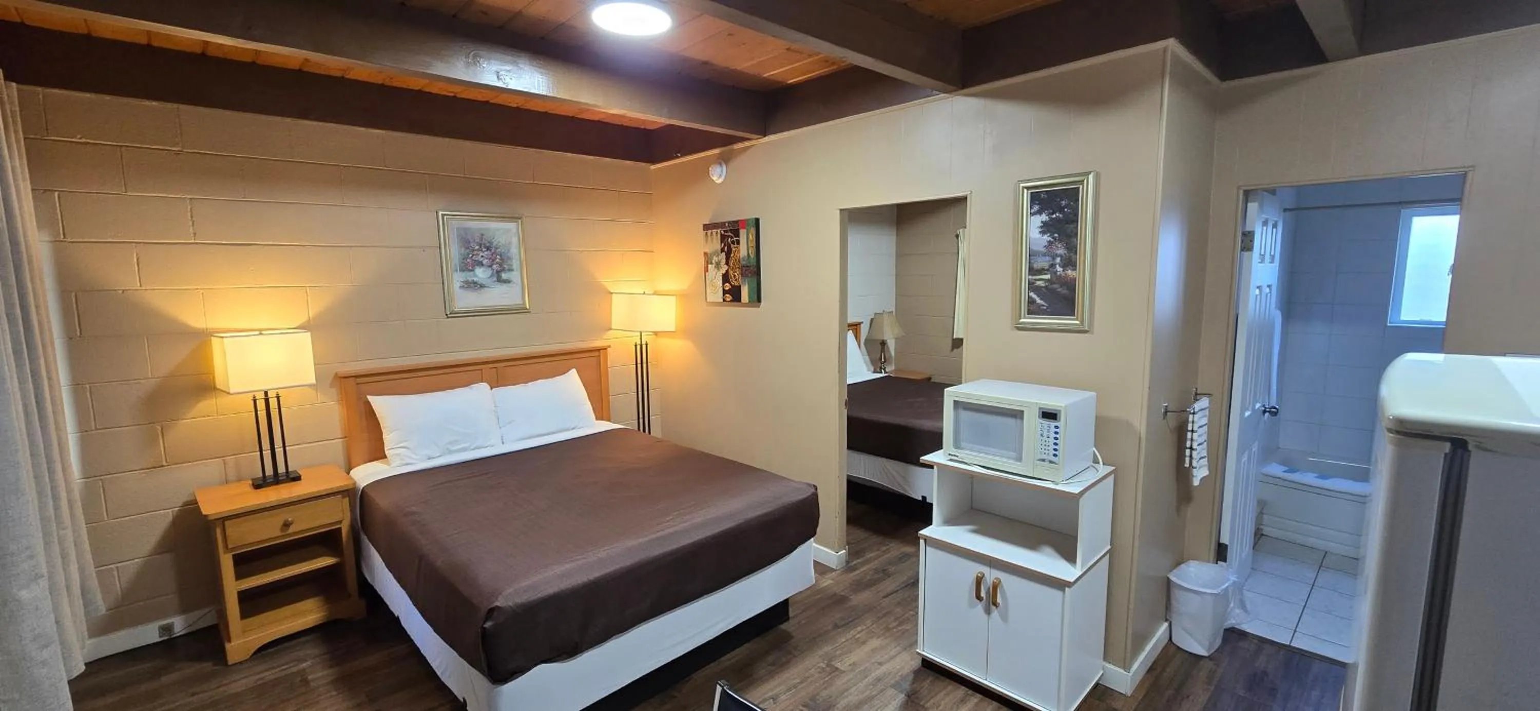 Bed in Flamingo Motel