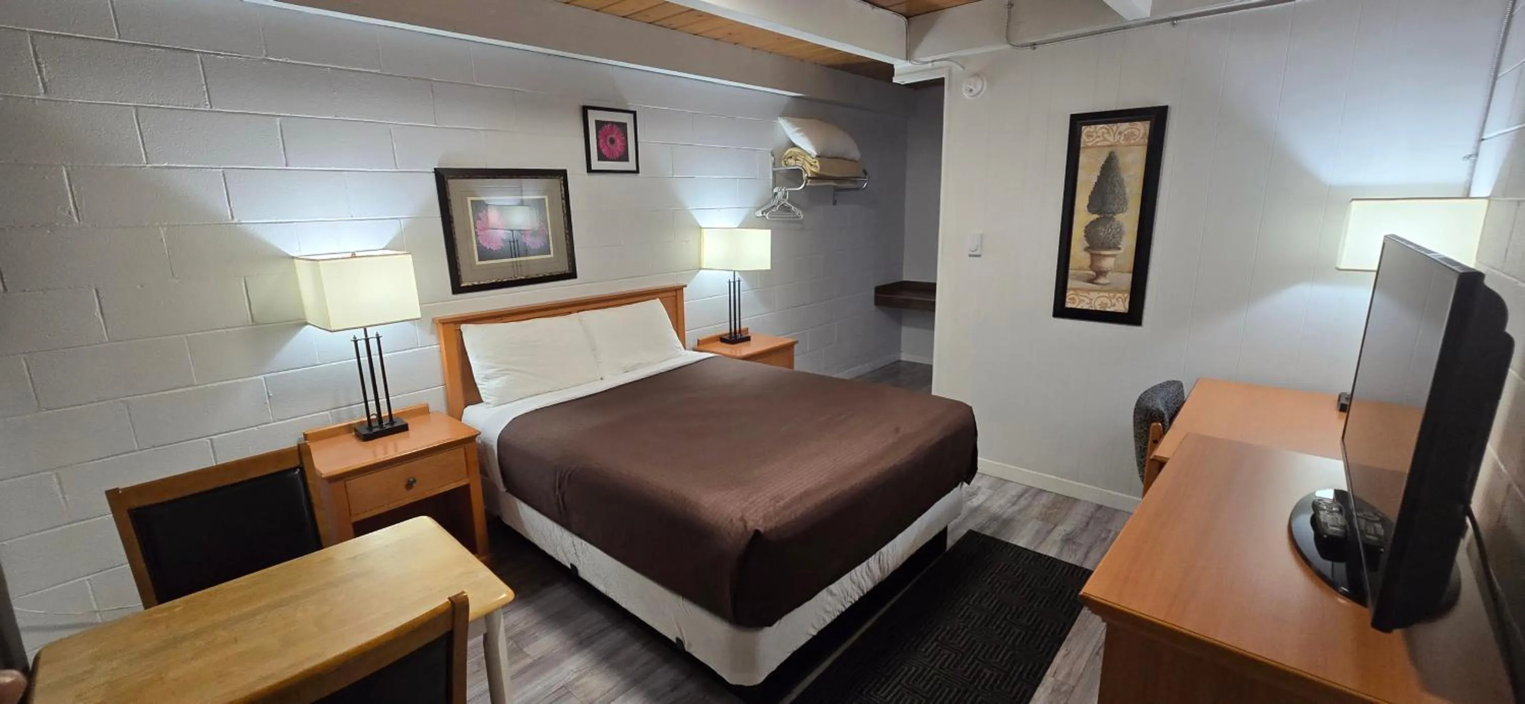 Bed in Flamingo Motel