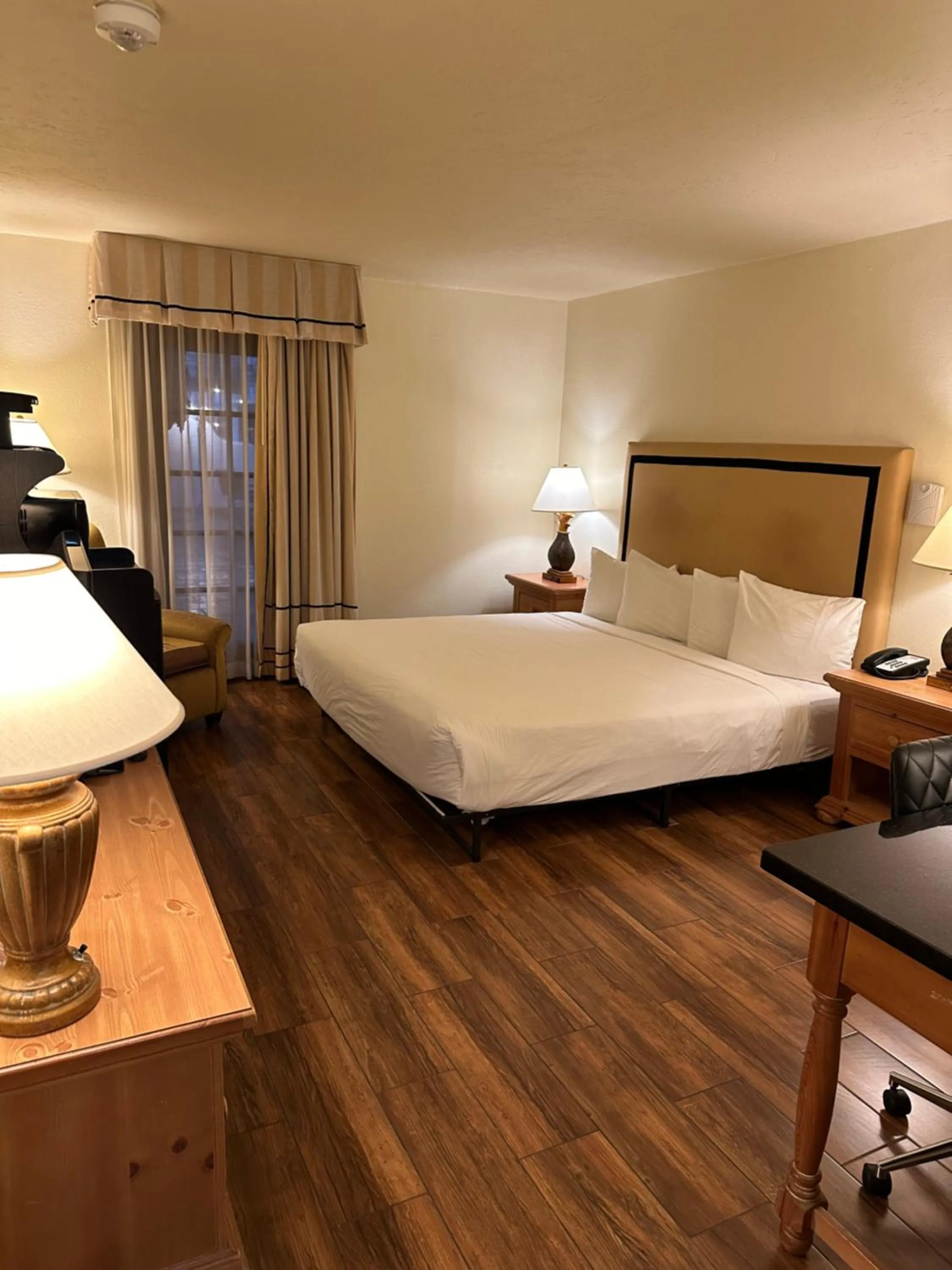 Bedroom, Bed in Ramada by Wyndham Las Cruces Hotel & Conference Center
