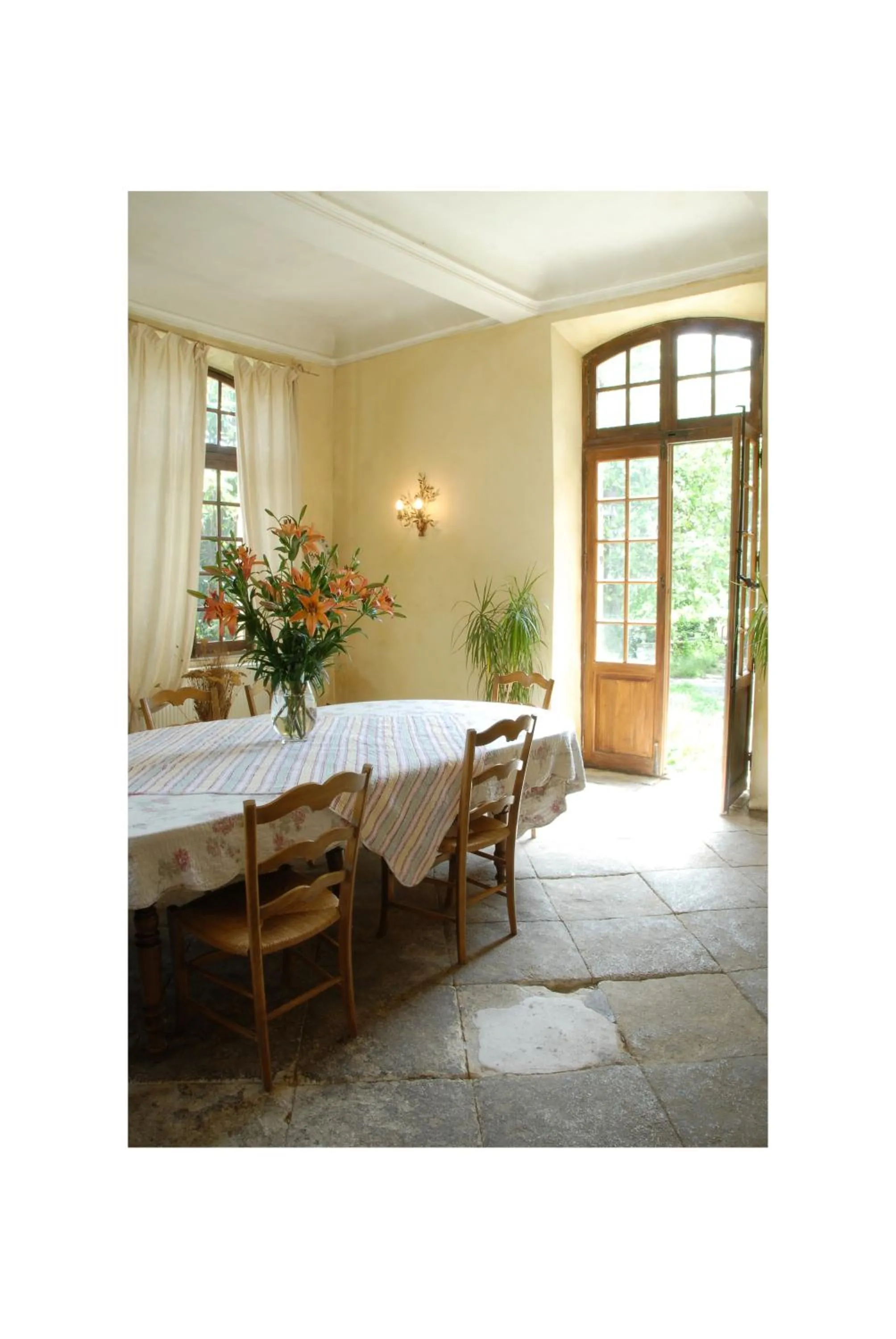 Dining area in la bastide de l'adrech