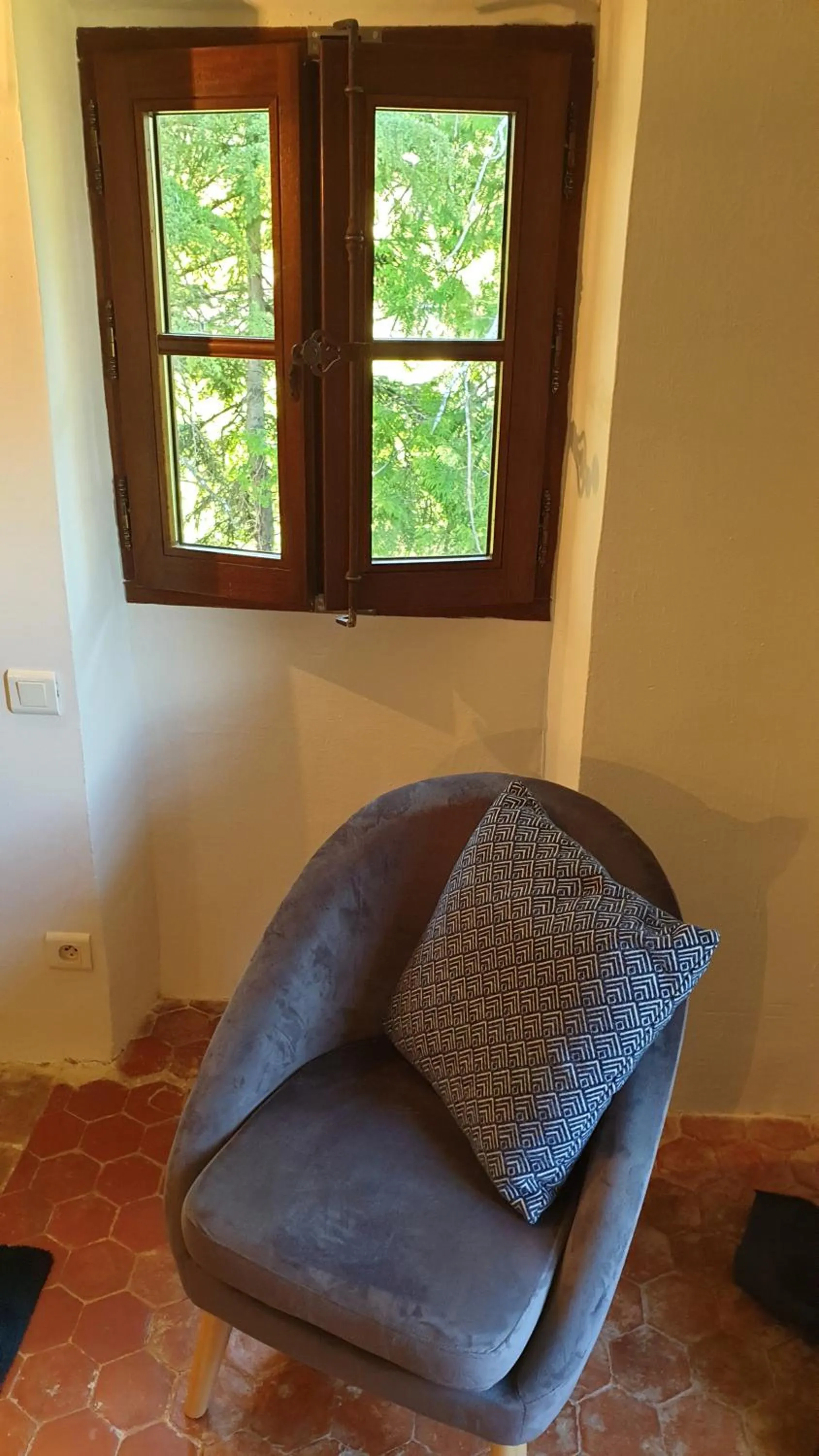 Photo of the whole room in la bastide de l'adrech