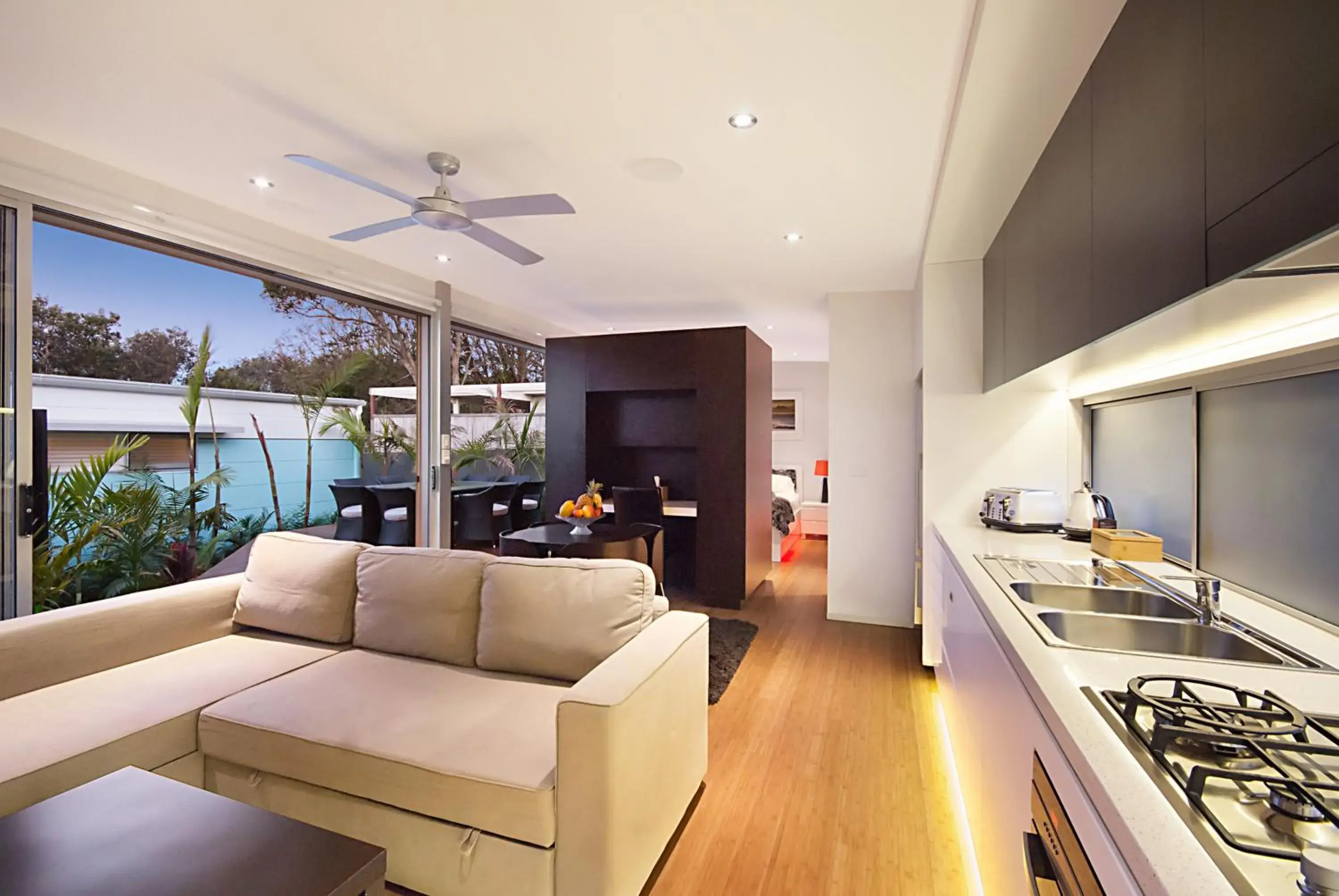 Living room, Kitchen/Kitchenette in Cavvanbah - Byron Bay