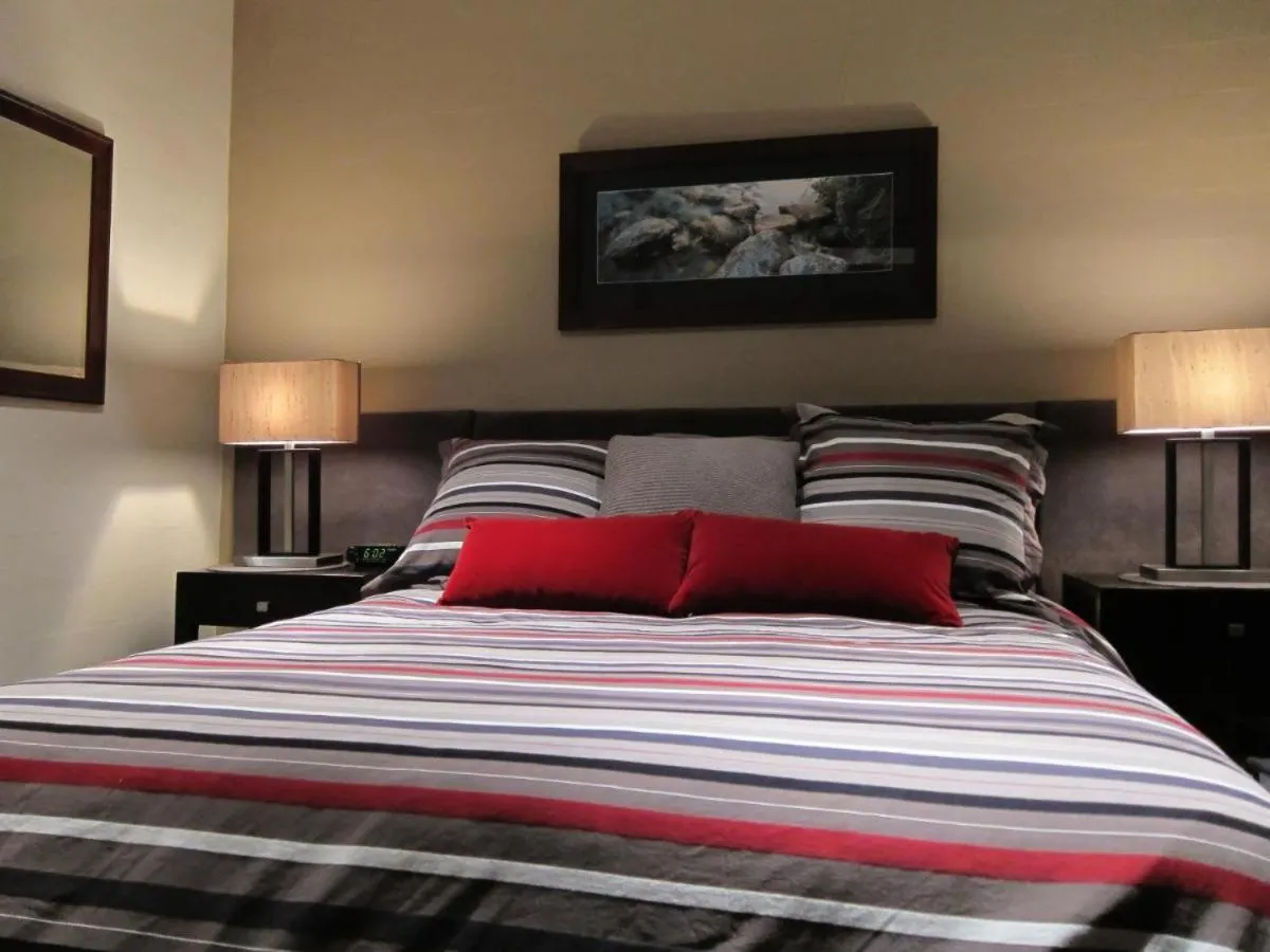 Bed in Squatters Run Apartments