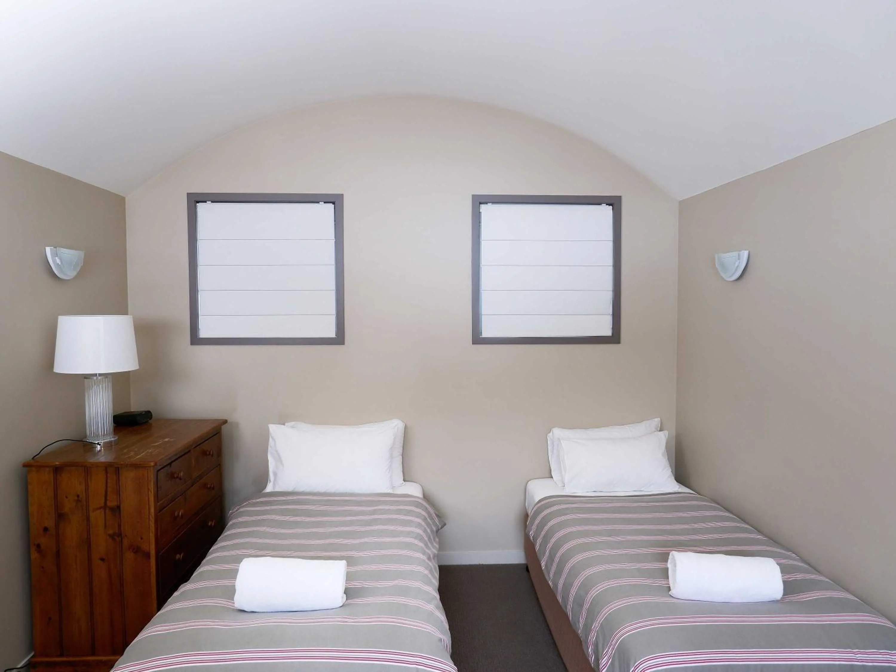 Bed in Squatters Run Apartments