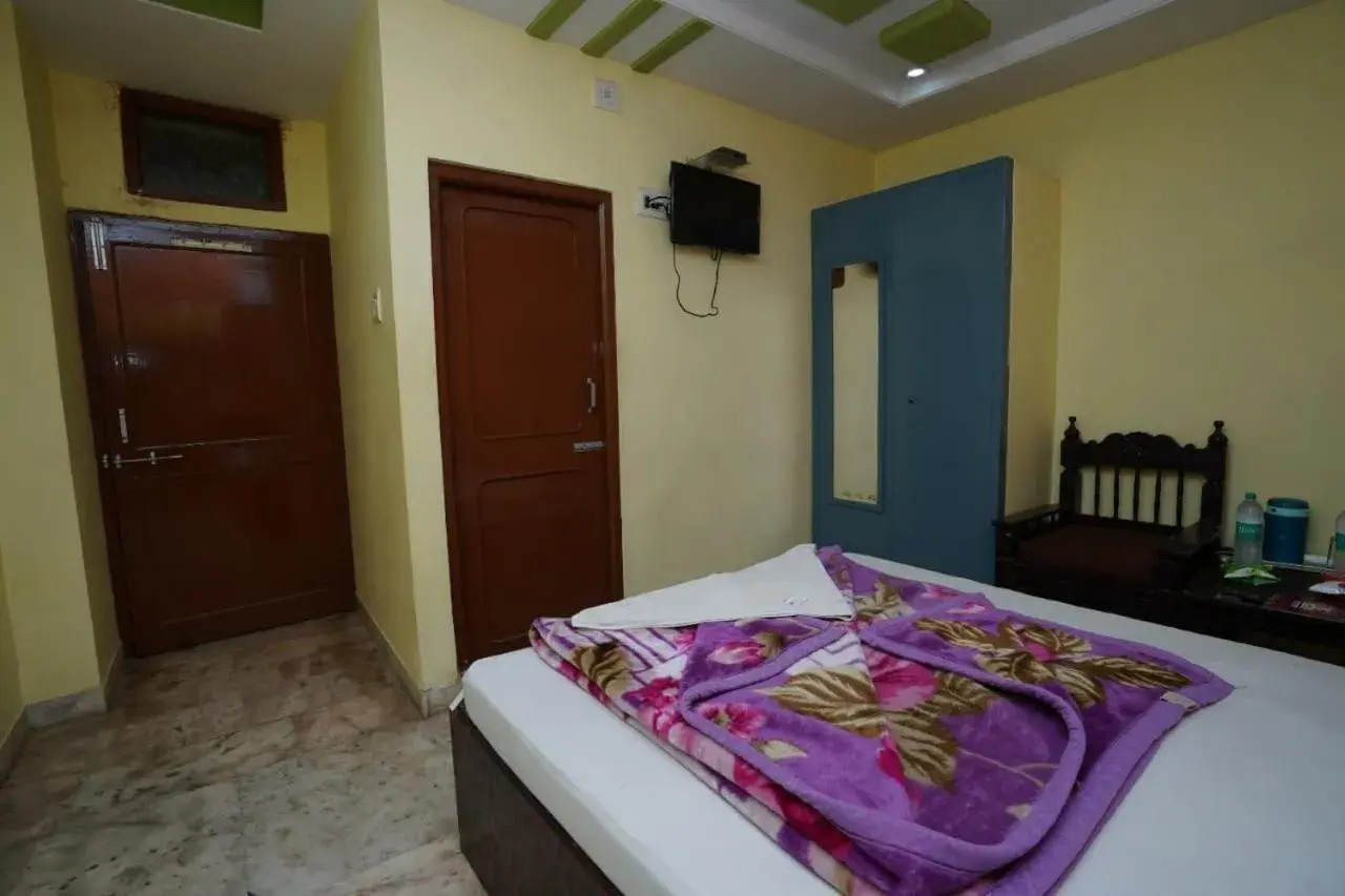 Budget Double Room in Hotel Gokul Palace Budget Double Room in Hotel Gokul Palace