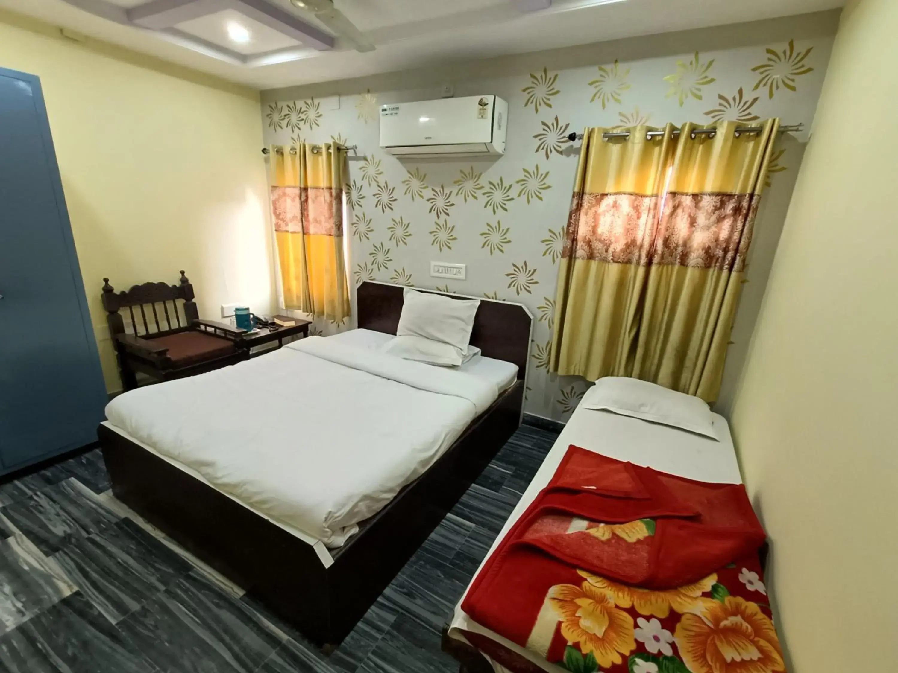 Deluxe Triple Room in Hotel Gokul Palace Deluxe Triple Room in Hotel Gokul Palace