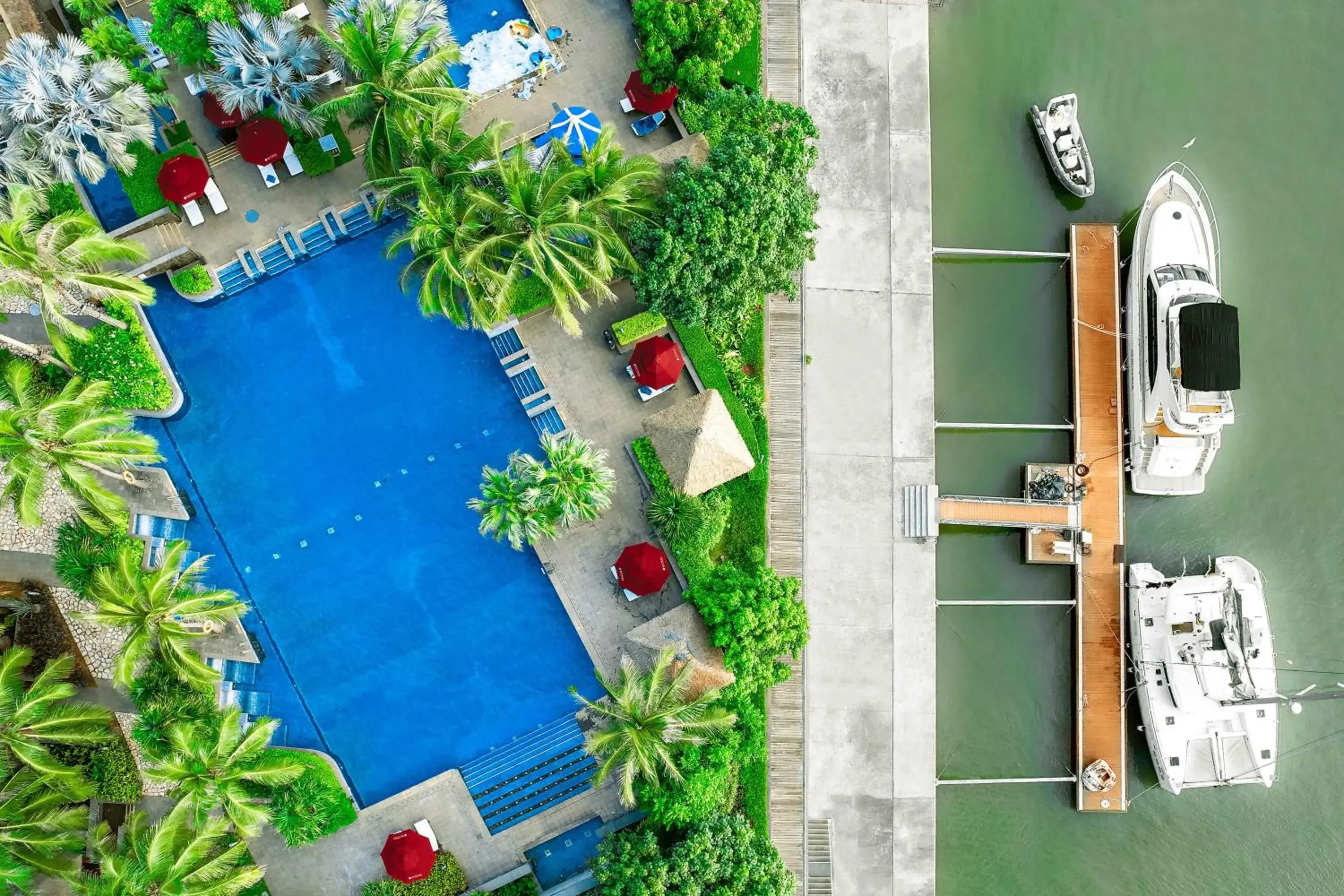 Swimming pool in Pullman Haikou Swimming pool in Pullman Haikou