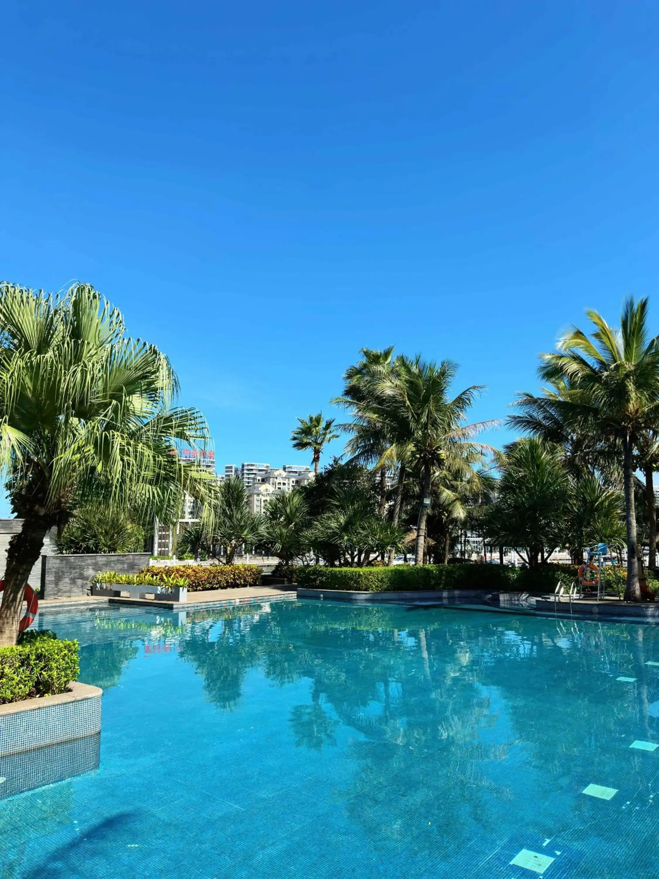 Swimming pool in Pullman Haikou Swimming pool in Pullman Haikou