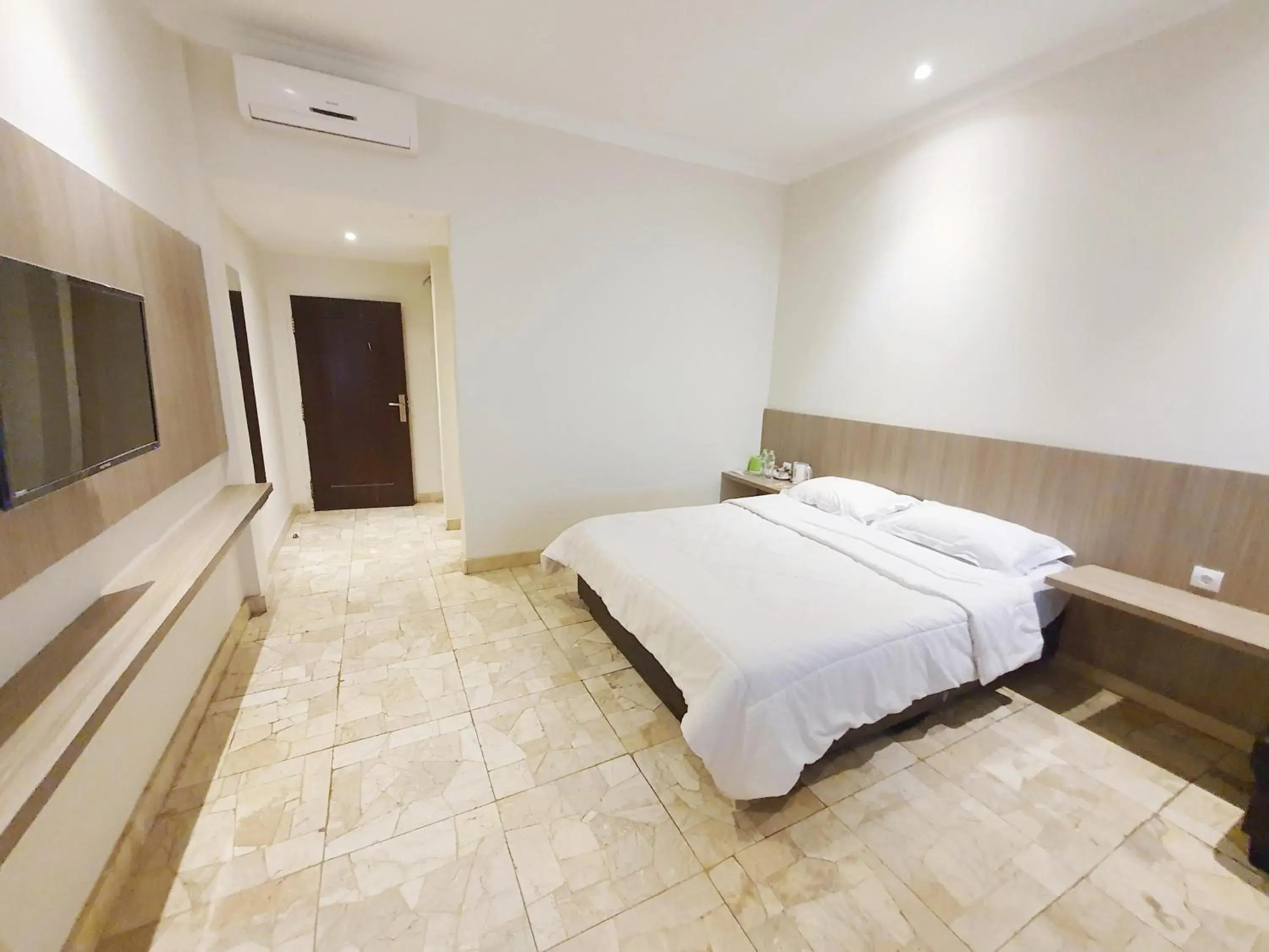 Executive Queen Room in 77 Sunset Plaza Executive Queen Room in 77 Sunset Plaza