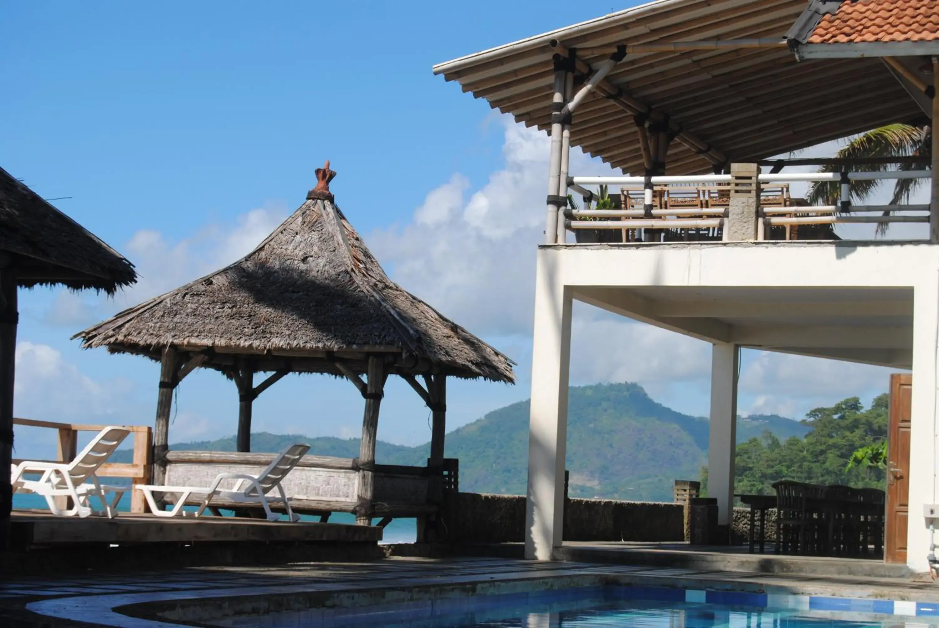 Facade/entrance in 77 Sunset Plaza Facade/entrance in 77 Sunset Plaza