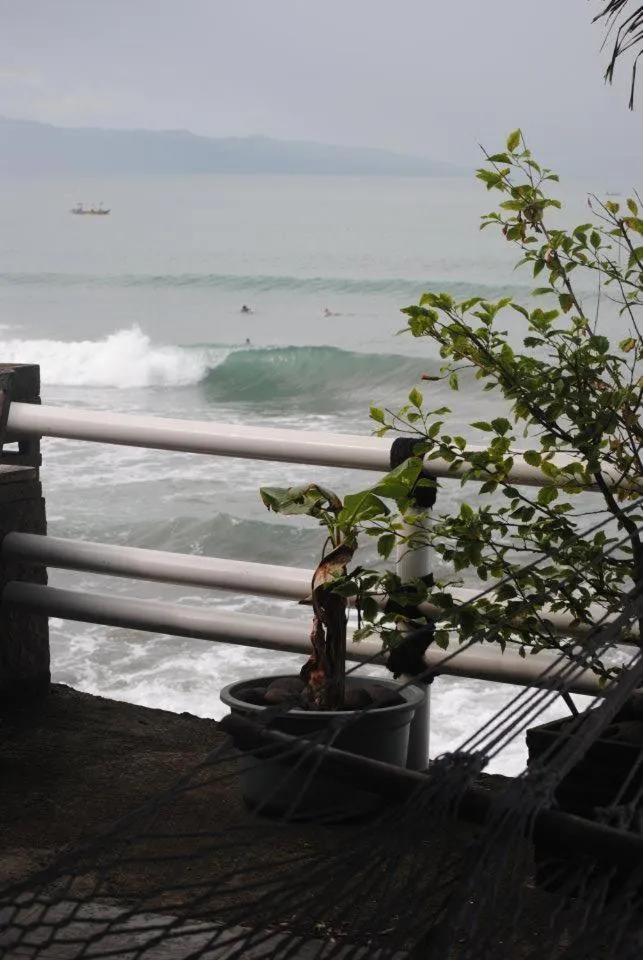 Area and facilities in 77 Sunset Plaza