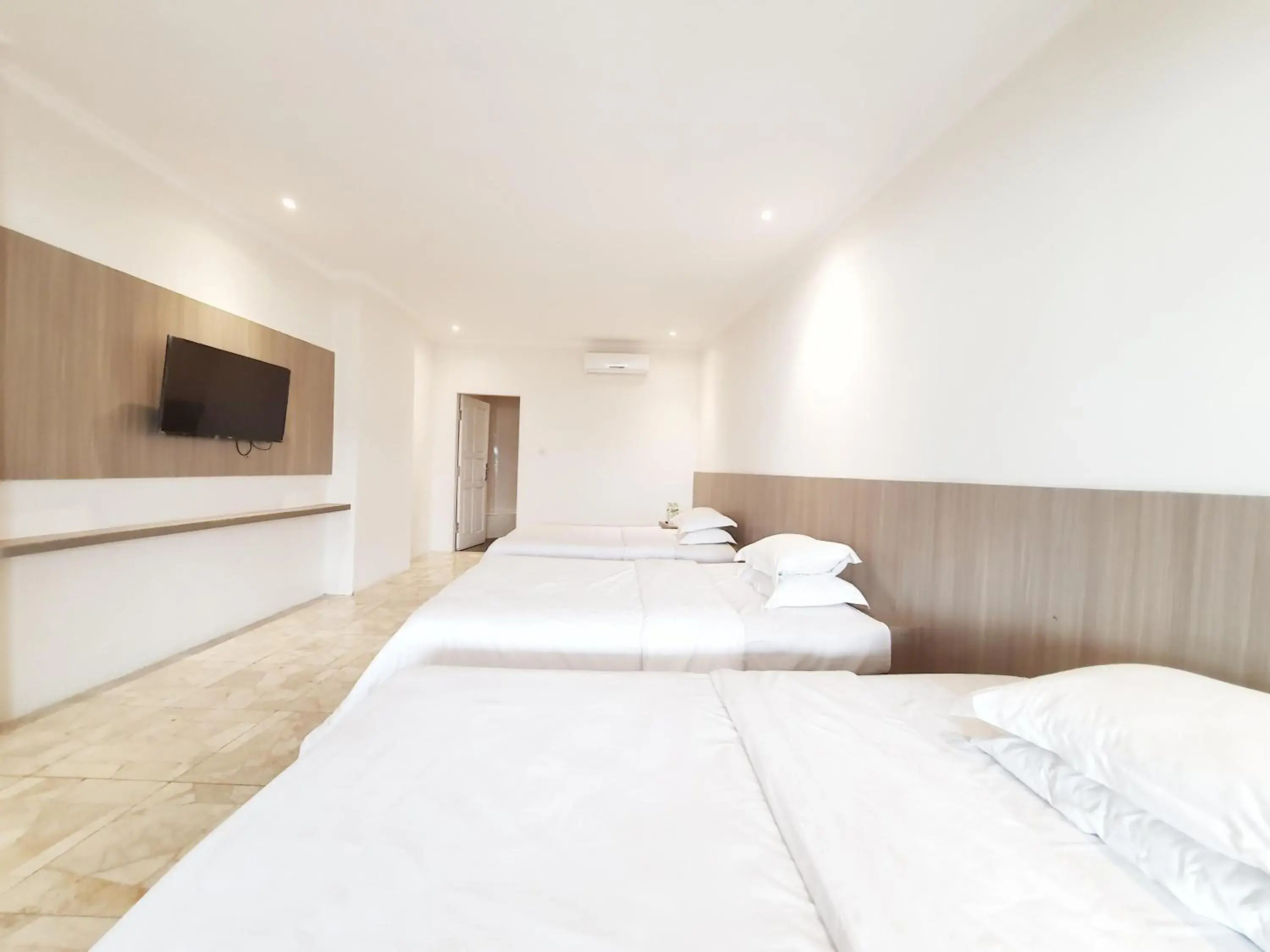 Family Studio in 77 Sunset Plaza Family Studio in 77 Sunset Plaza