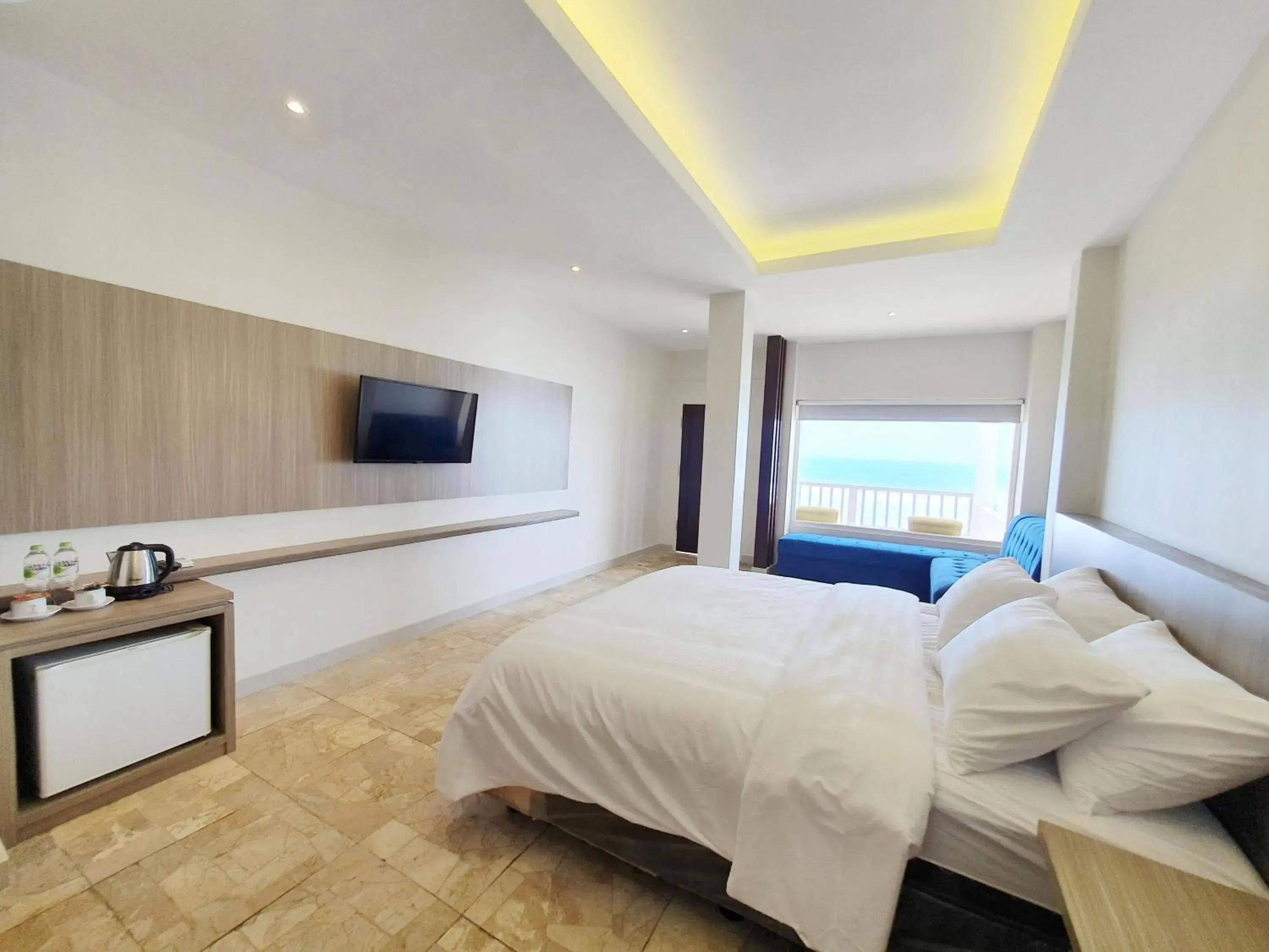 Deluxe Suite with Sea View in 77 Sunset Plaza Deluxe Suite with Sea View in 77 Sunset Plaza