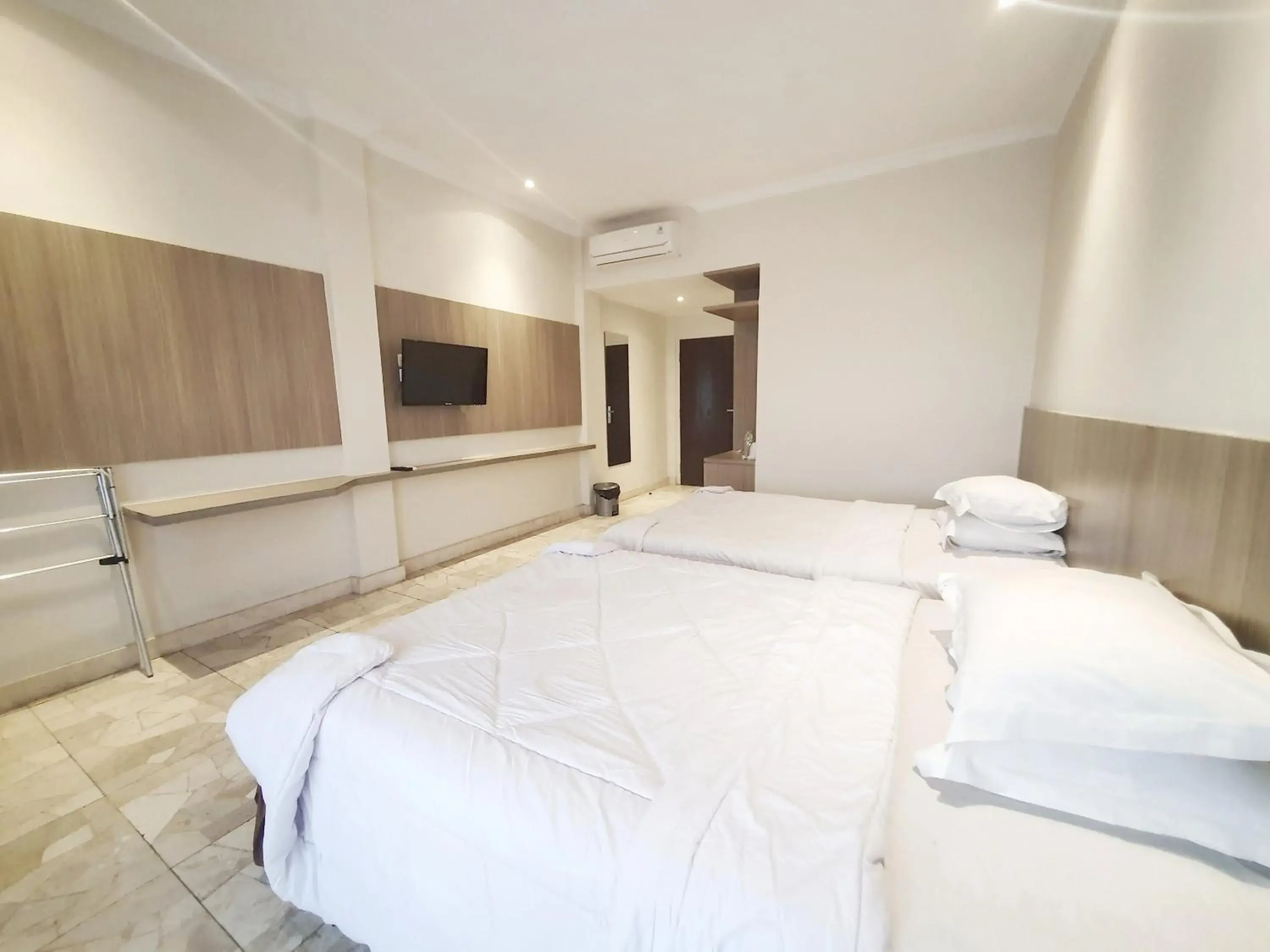 Deluxe Twin Room in 77 Sunset Plaza Deluxe Twin Room in 77 Sunset Plaza