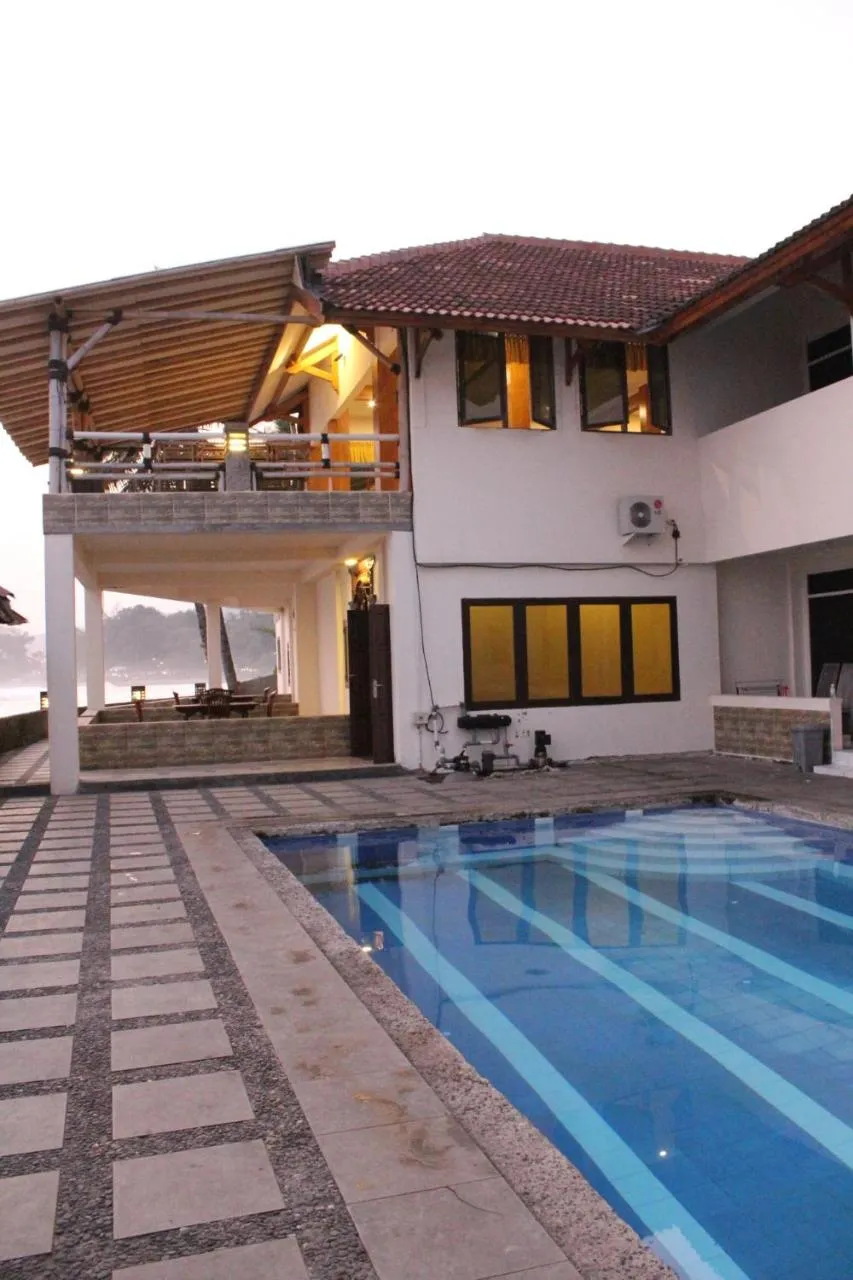 Property building in 77 Sunset Plaza