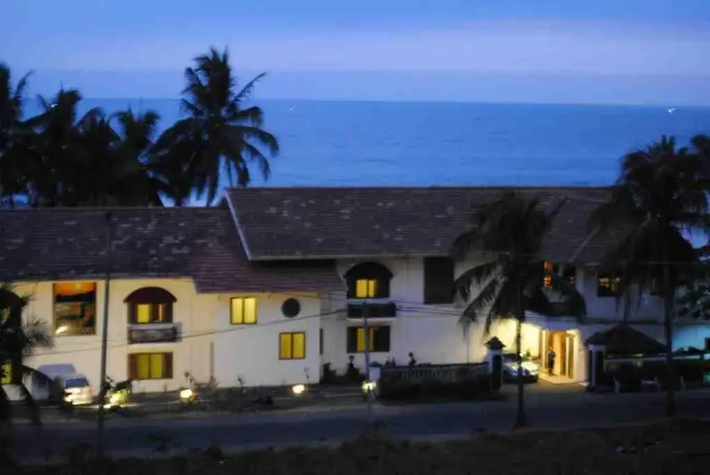 Facade/entrance in 77 Sunset Plaza Facade/entrance in 77 Sunset Plaza