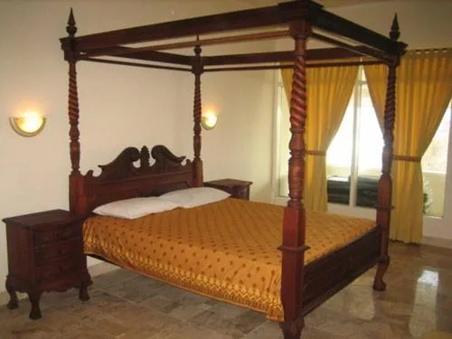 Bed in 77 Sunset Plaza