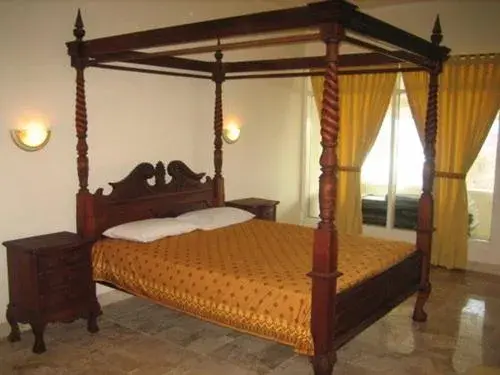 Bed in 77 Sunset Plaza Bed in 77 Sunset Plaza