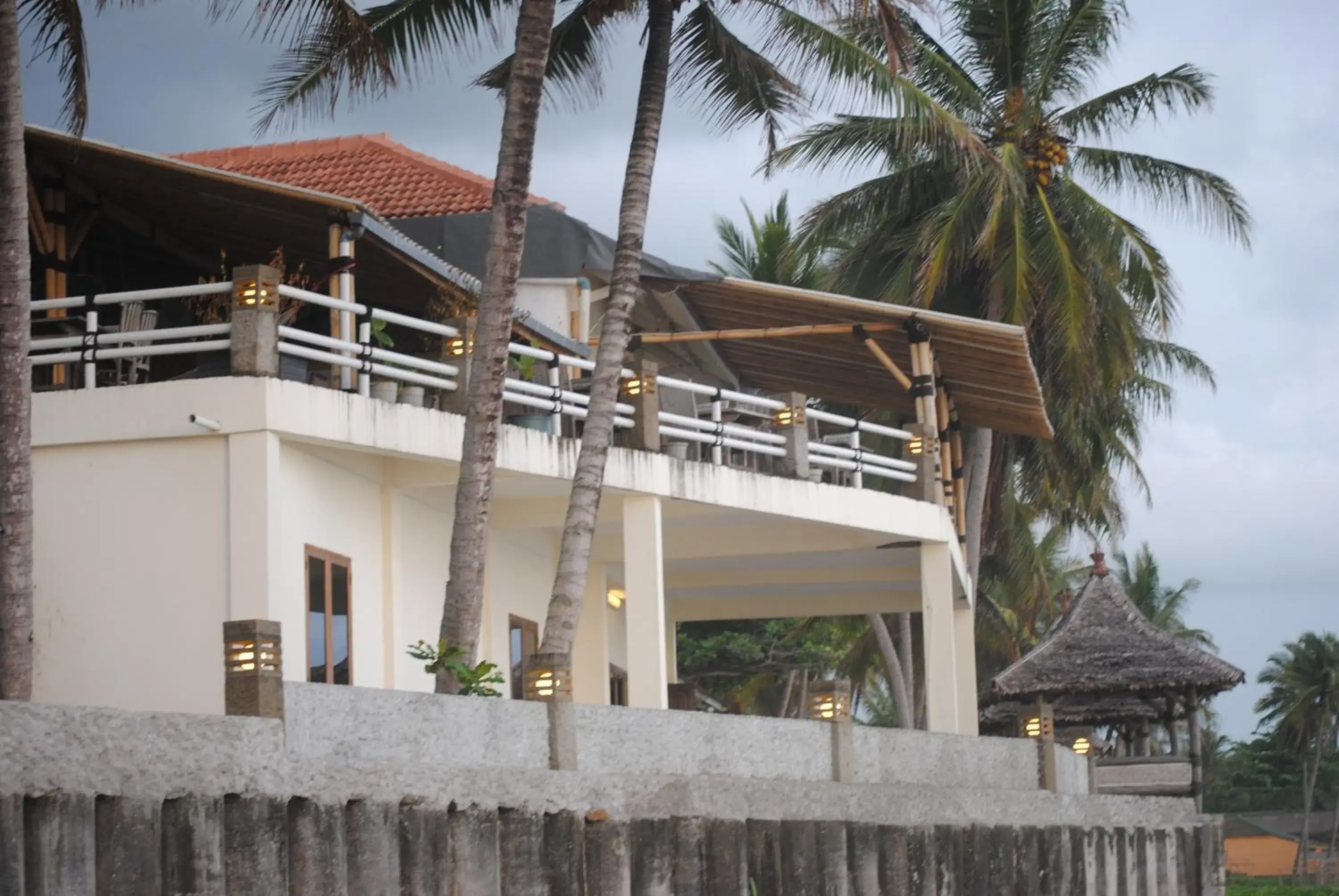 Facade/entrance in 77 Sunset Plaza Facade/entrance in 77 Sunset Plaza