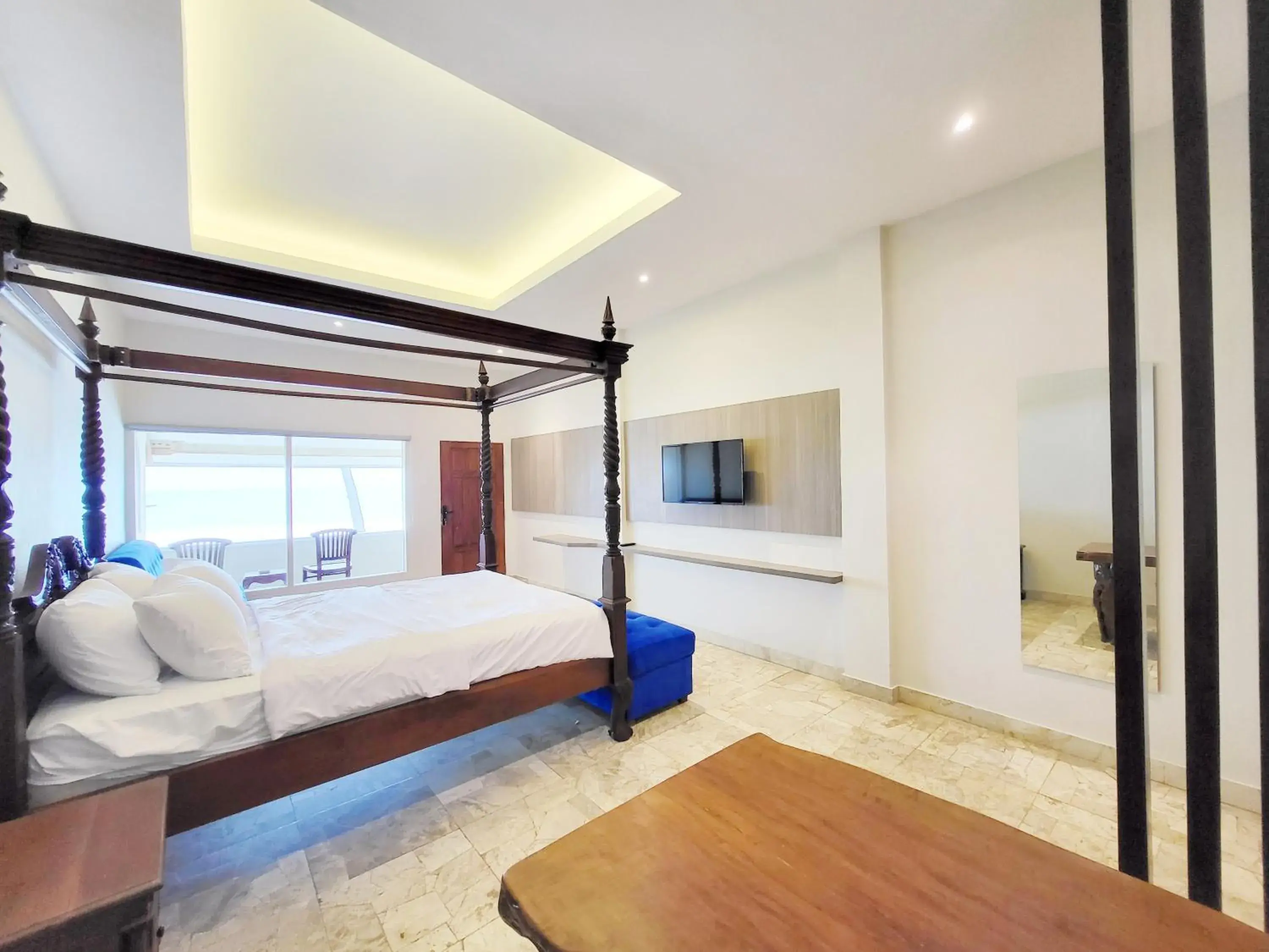 Junior Suite in 77 Sunset Plaza Junior Suite in 77 Sunset Plaza