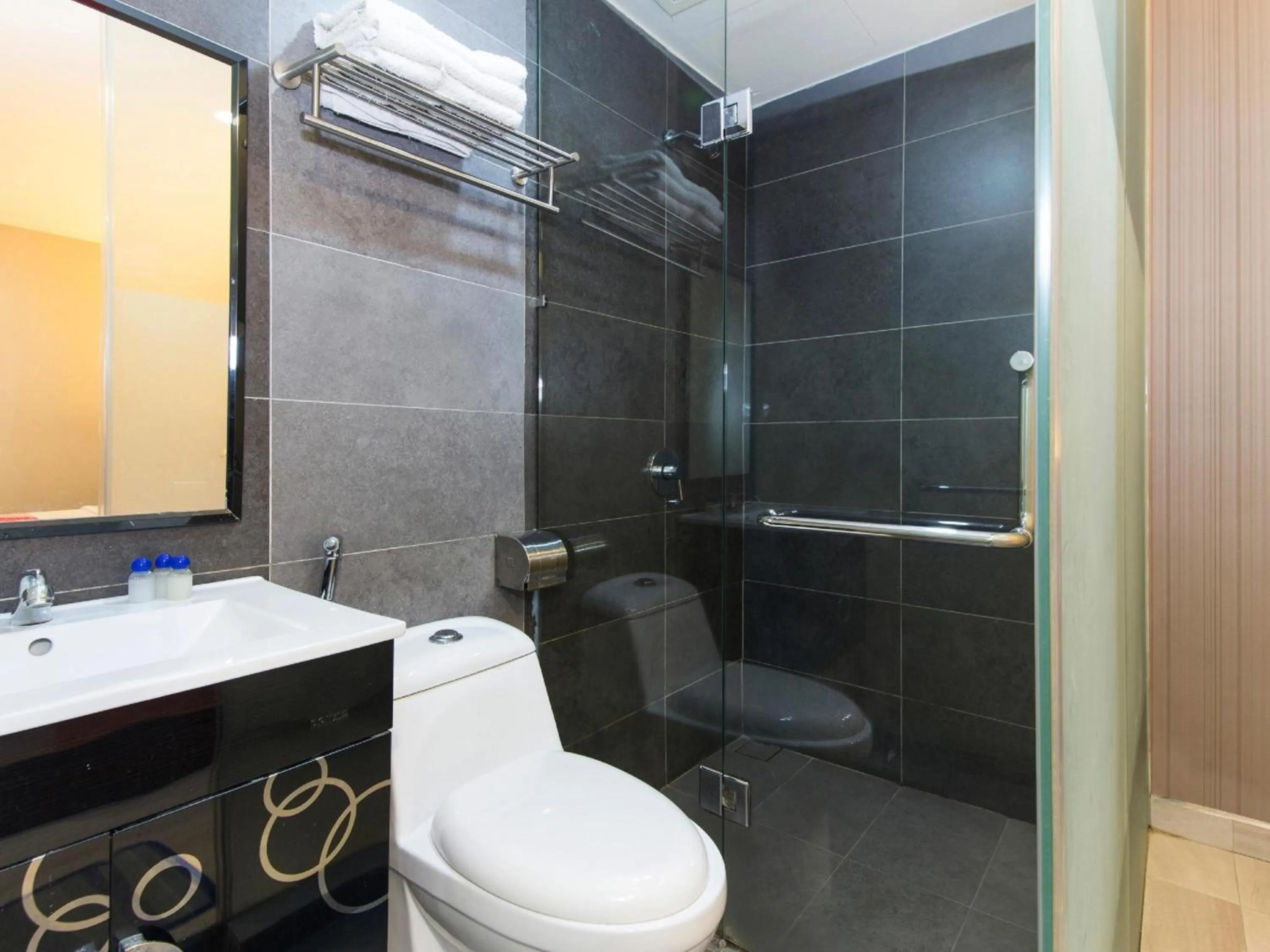 Bathroom in Hotel O 340 Comfort Hotel