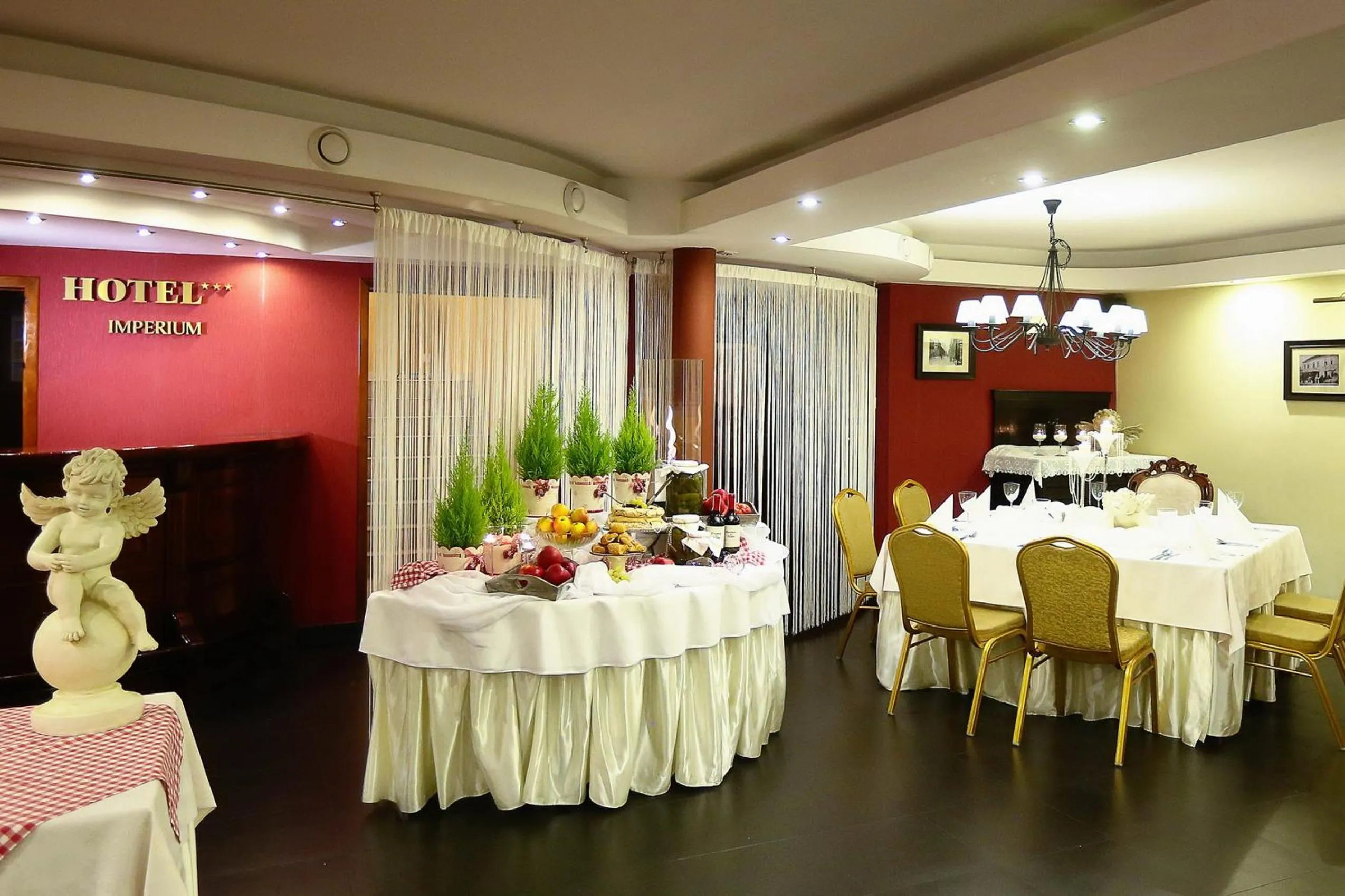 Restaurant/places to eat in Hotel Imperium