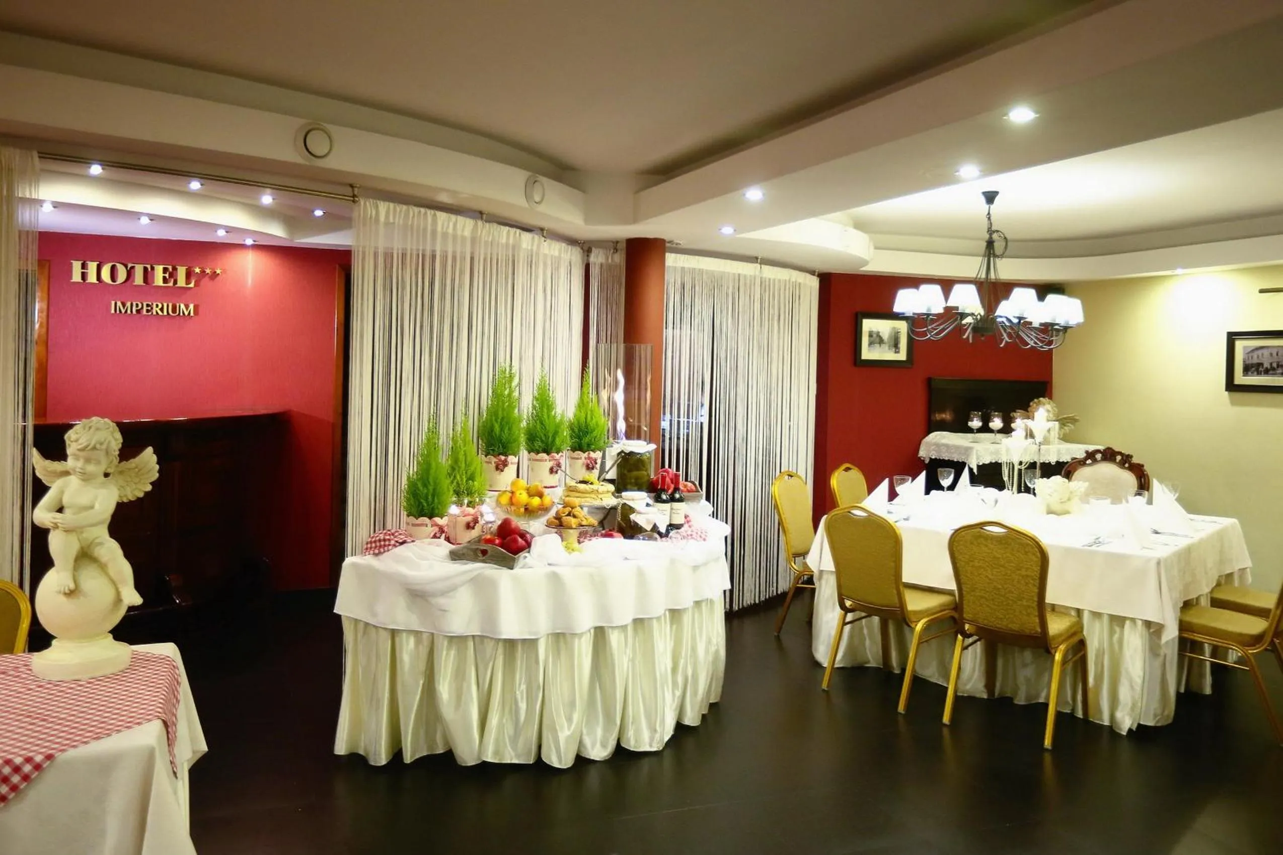 Restaurant/places to eat in Hotel Imperium