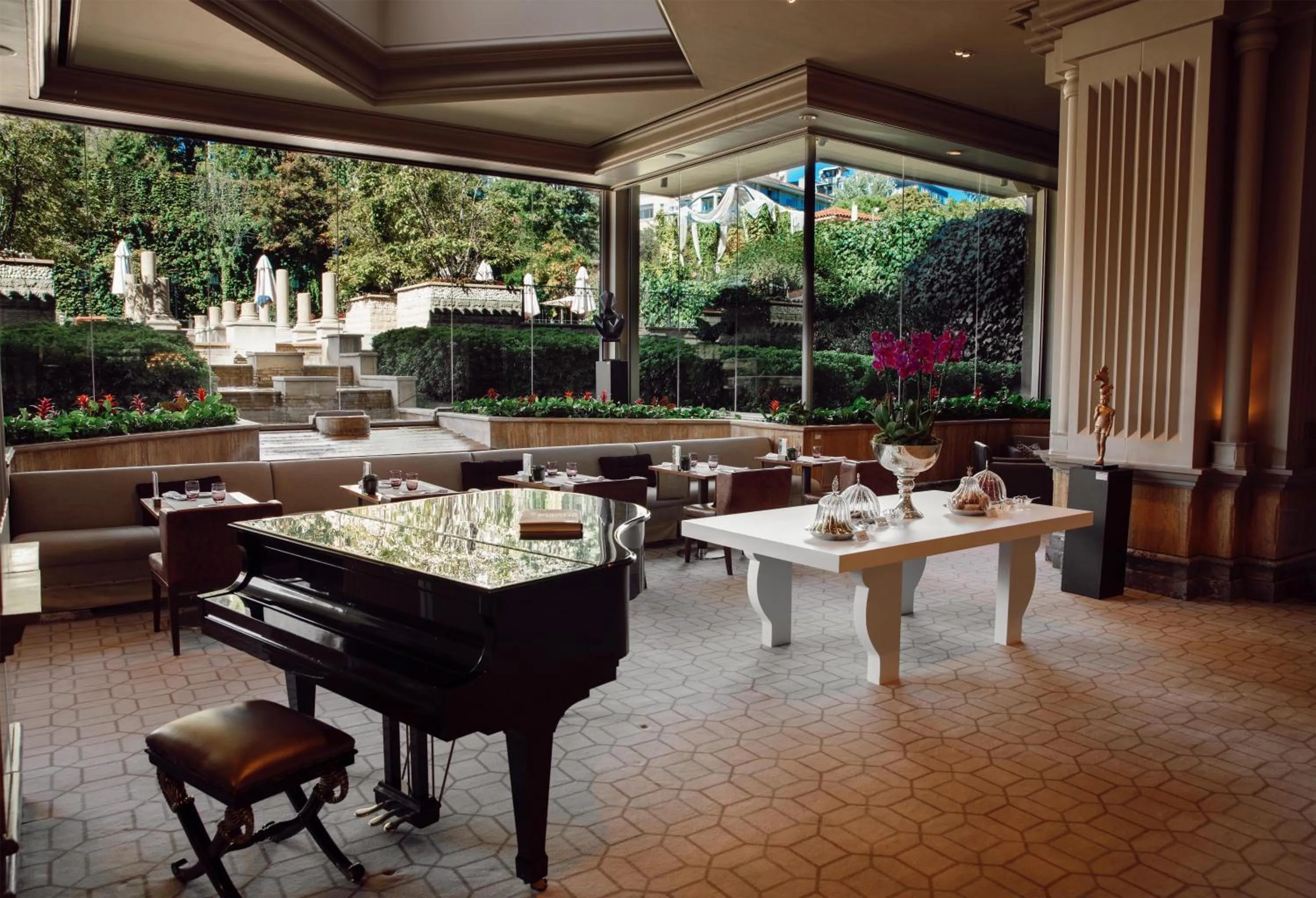 Lounge or bar in Grand Hyatt Istanbul