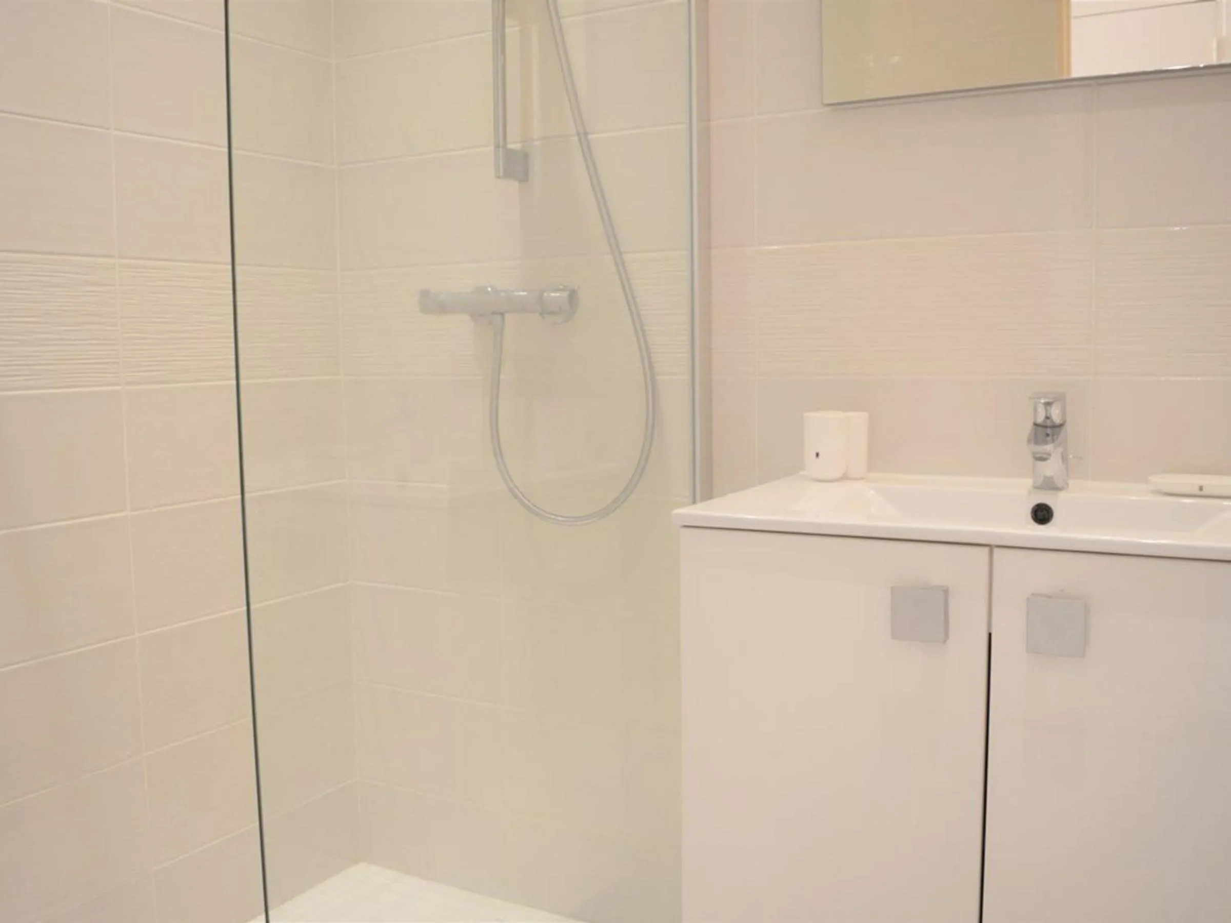 Appartement rénové en front de mer, 3 pièces, terrasse, parking, tout équipé, idéal familles, 6 pers. - FR-1-251-281
