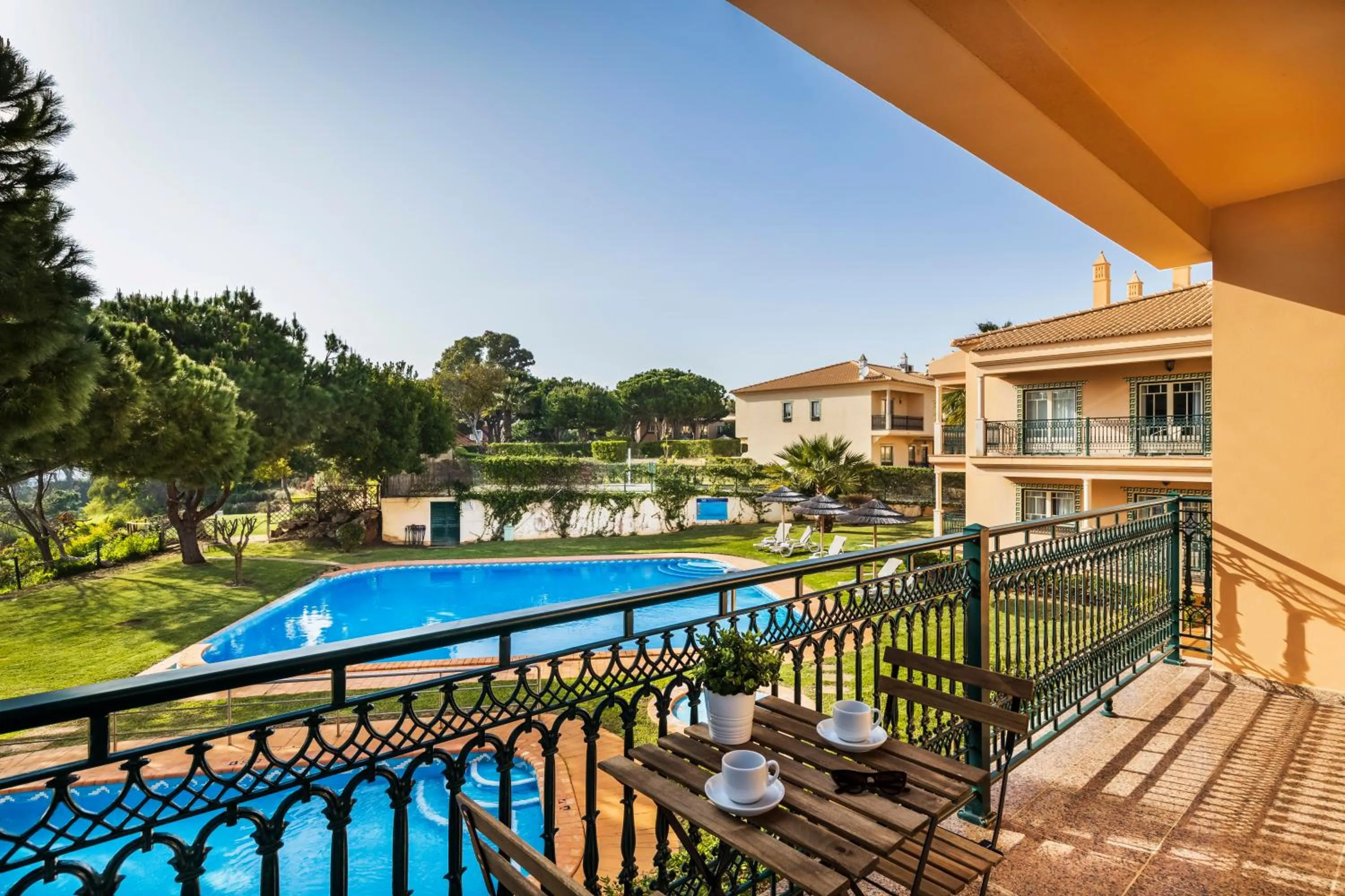 Property building in Quinta Pedra Dos Bicos