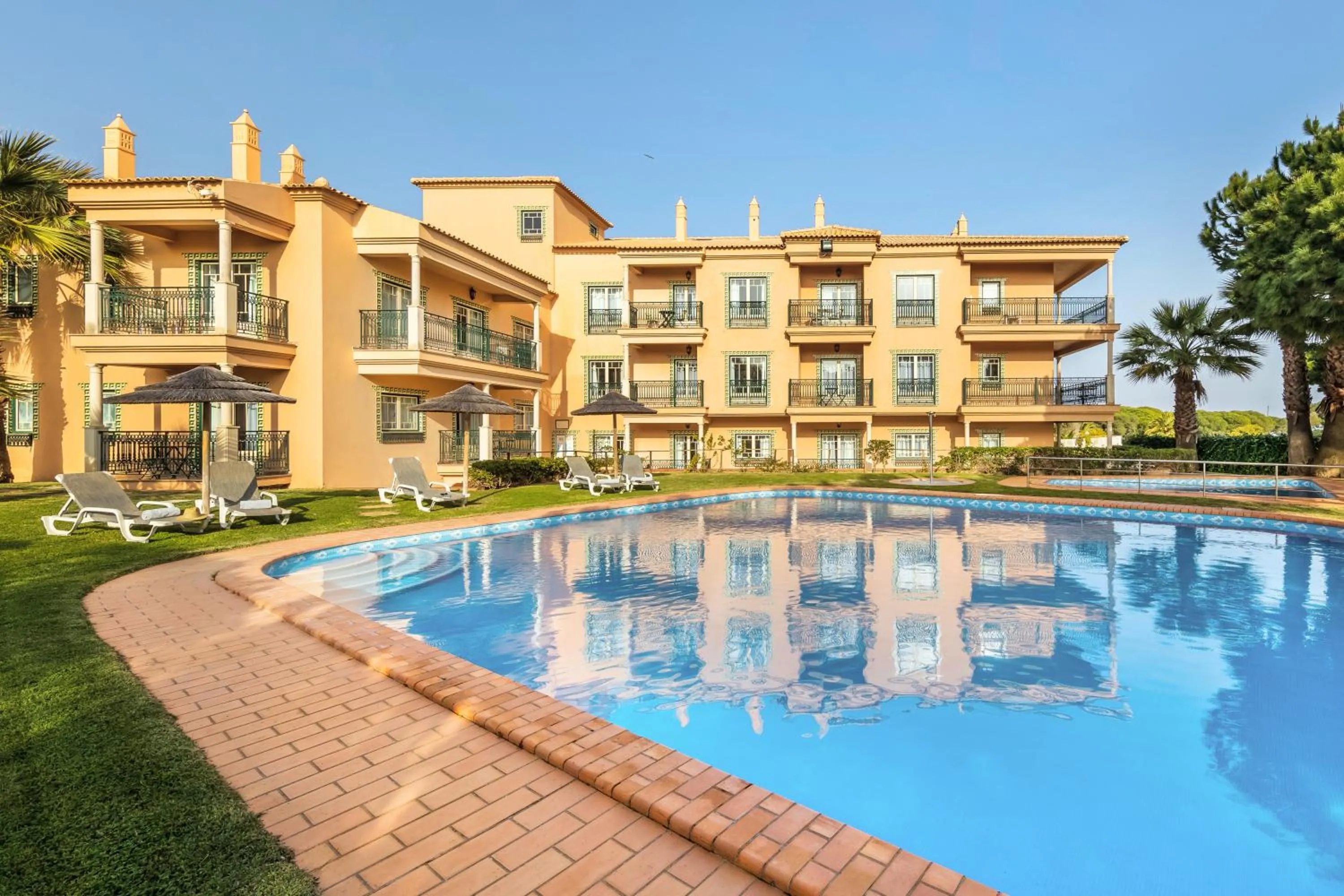 Property building in Quinta Pedra Dos Bicos