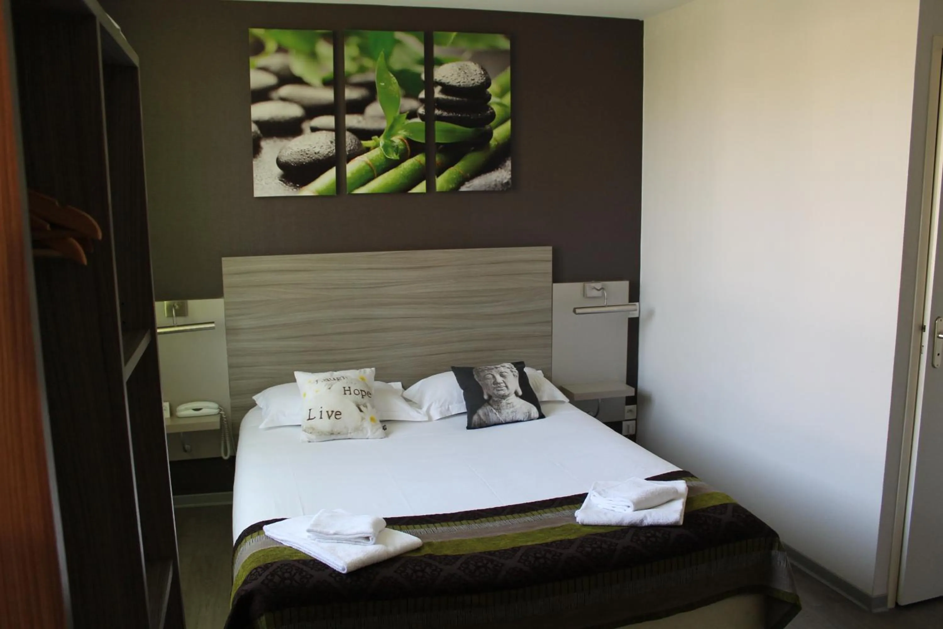 Bed in Hôtel du Centre