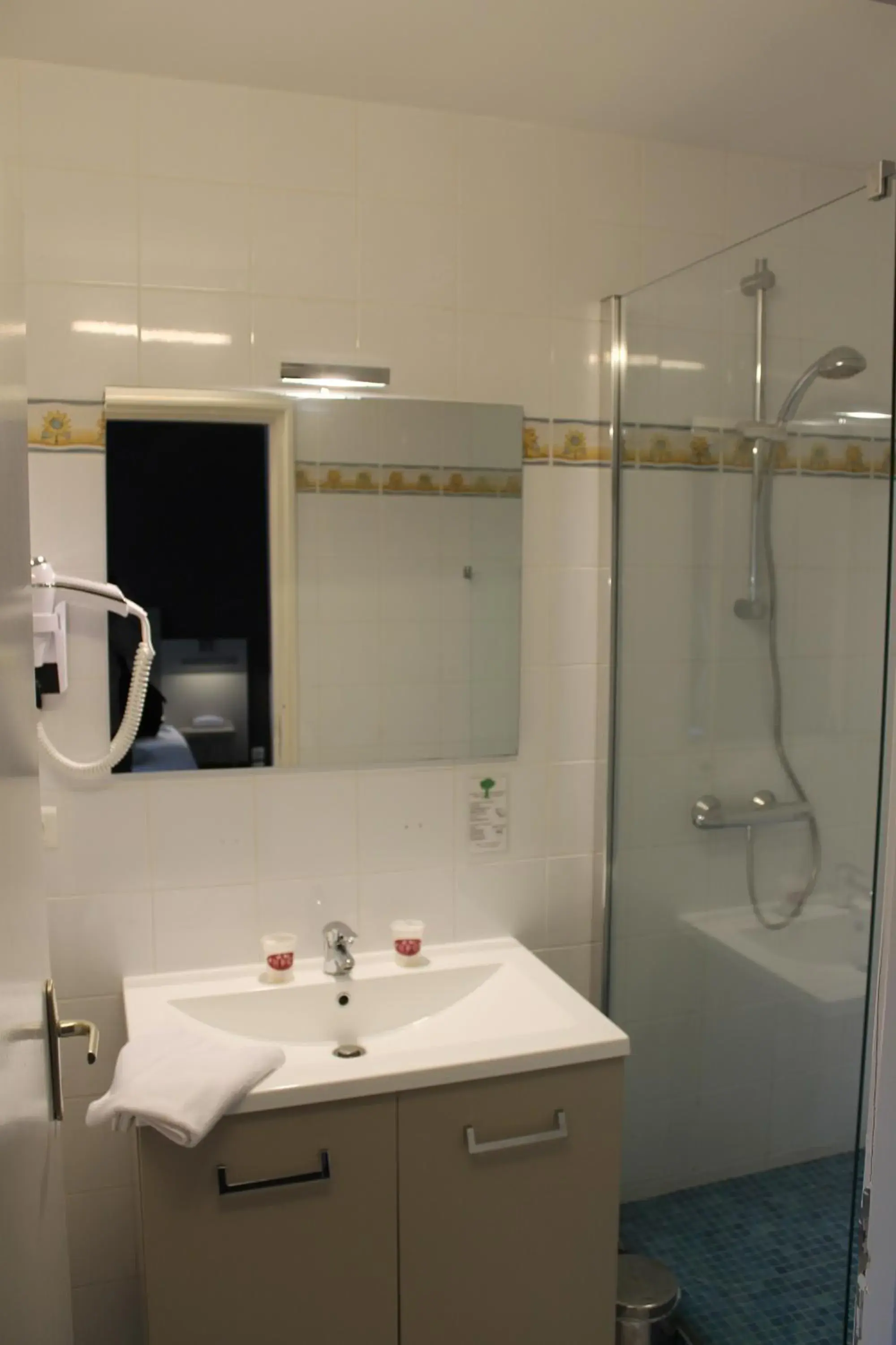 Twin Room in Hôtel du Centre Twin Room in Hôtel du Centre