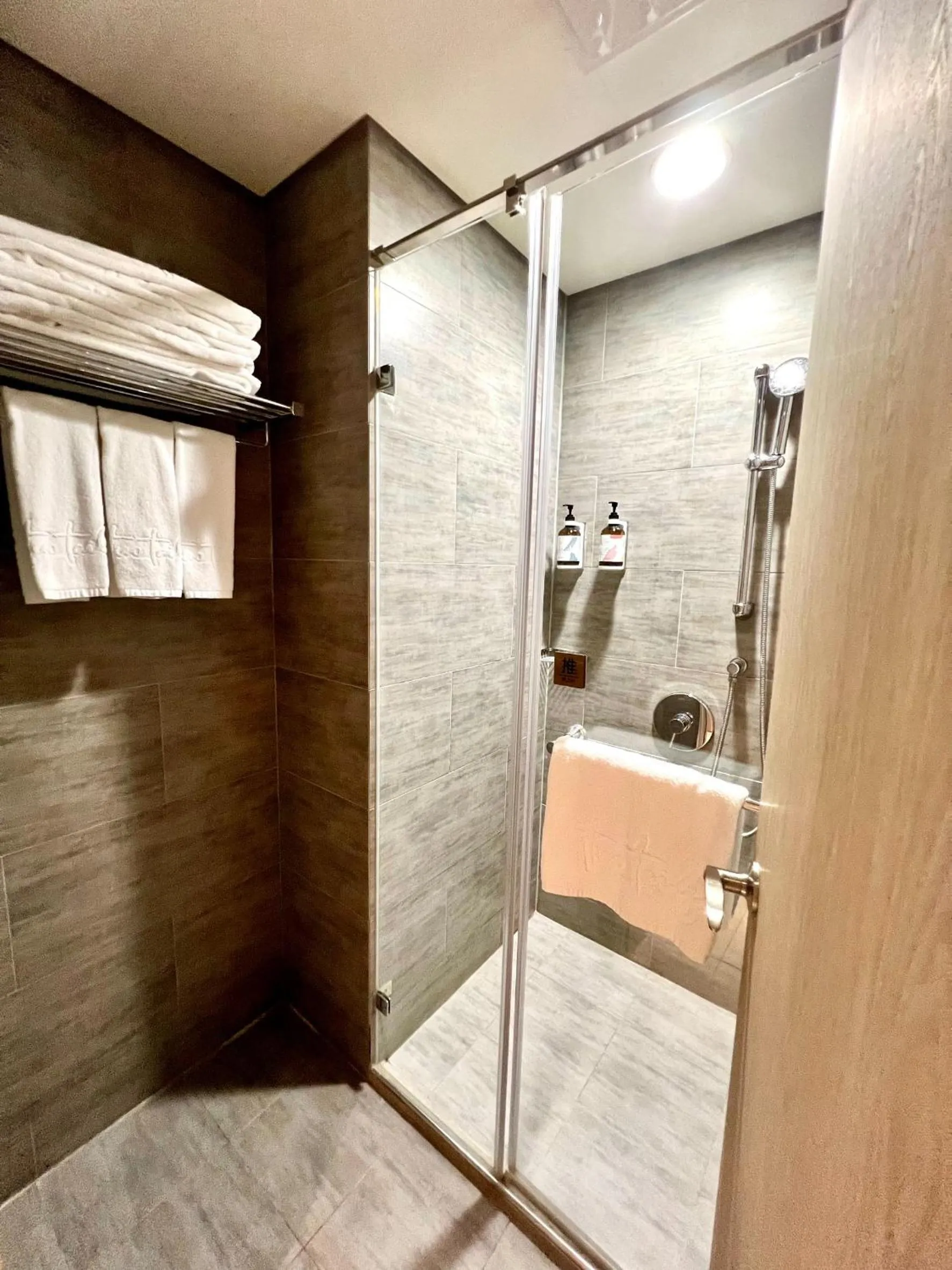 Bathroom in Two Tails Hotel Luzhou